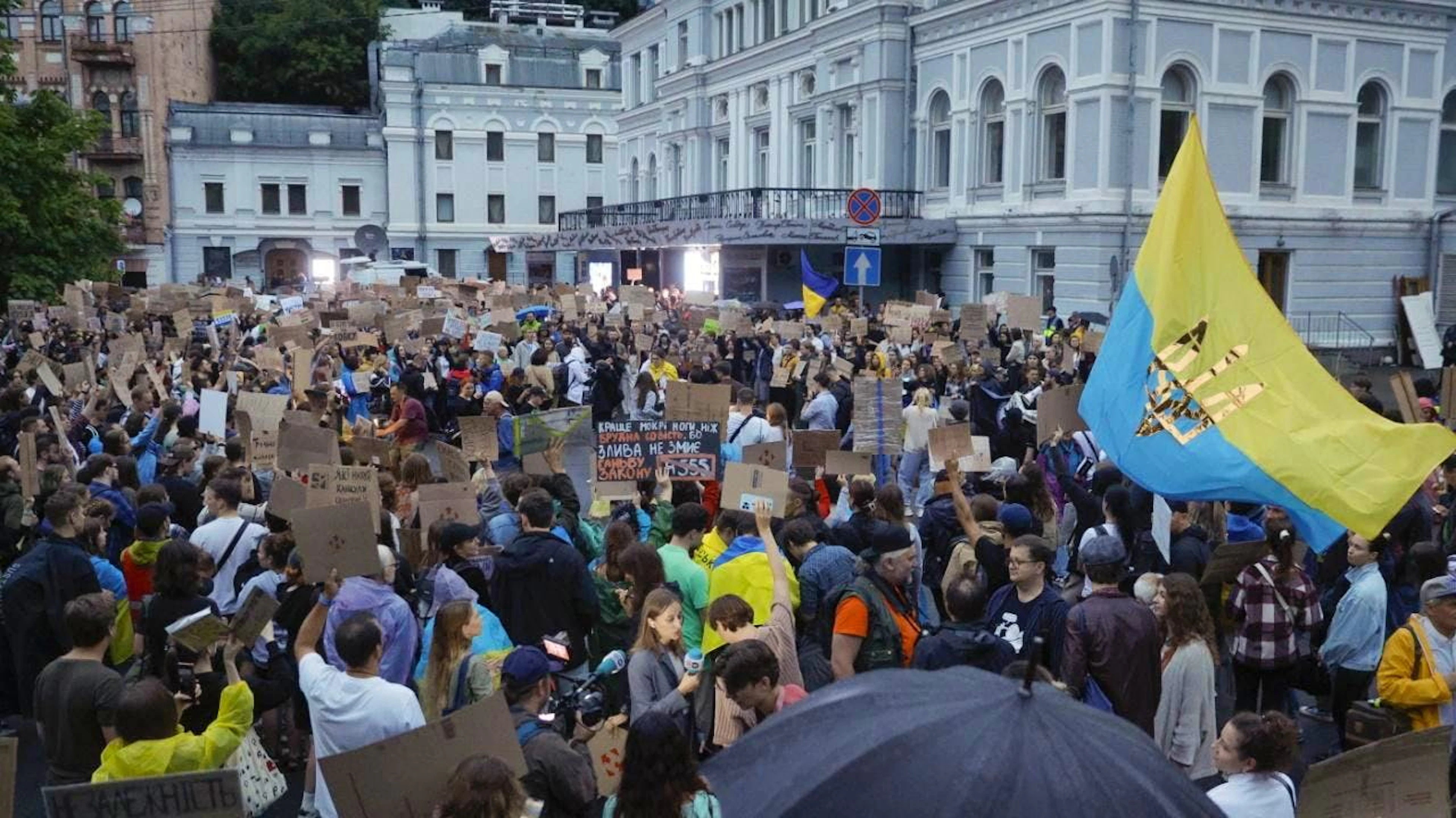 La manifestazione di ieri a Kiev in vita del voto odierno del parlamento ucraino.