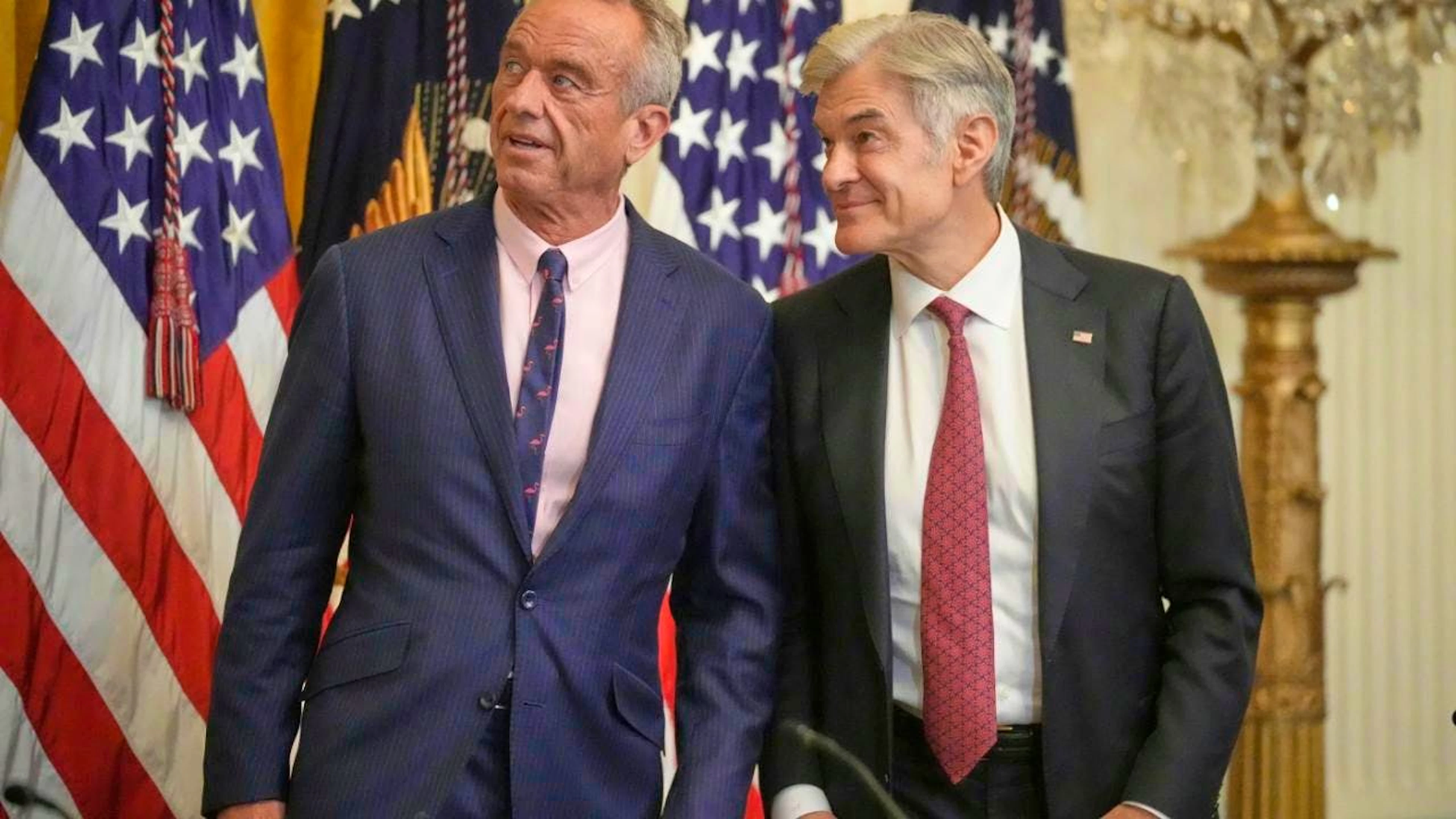 US-Gesundheitsminister Robert F. Kennedy Jr. (l) und Dr. Mehmet Oz, Administrator der Centers for Medicare Medicaid Services. Foto: Mark Schiefelbein/AP/dpa