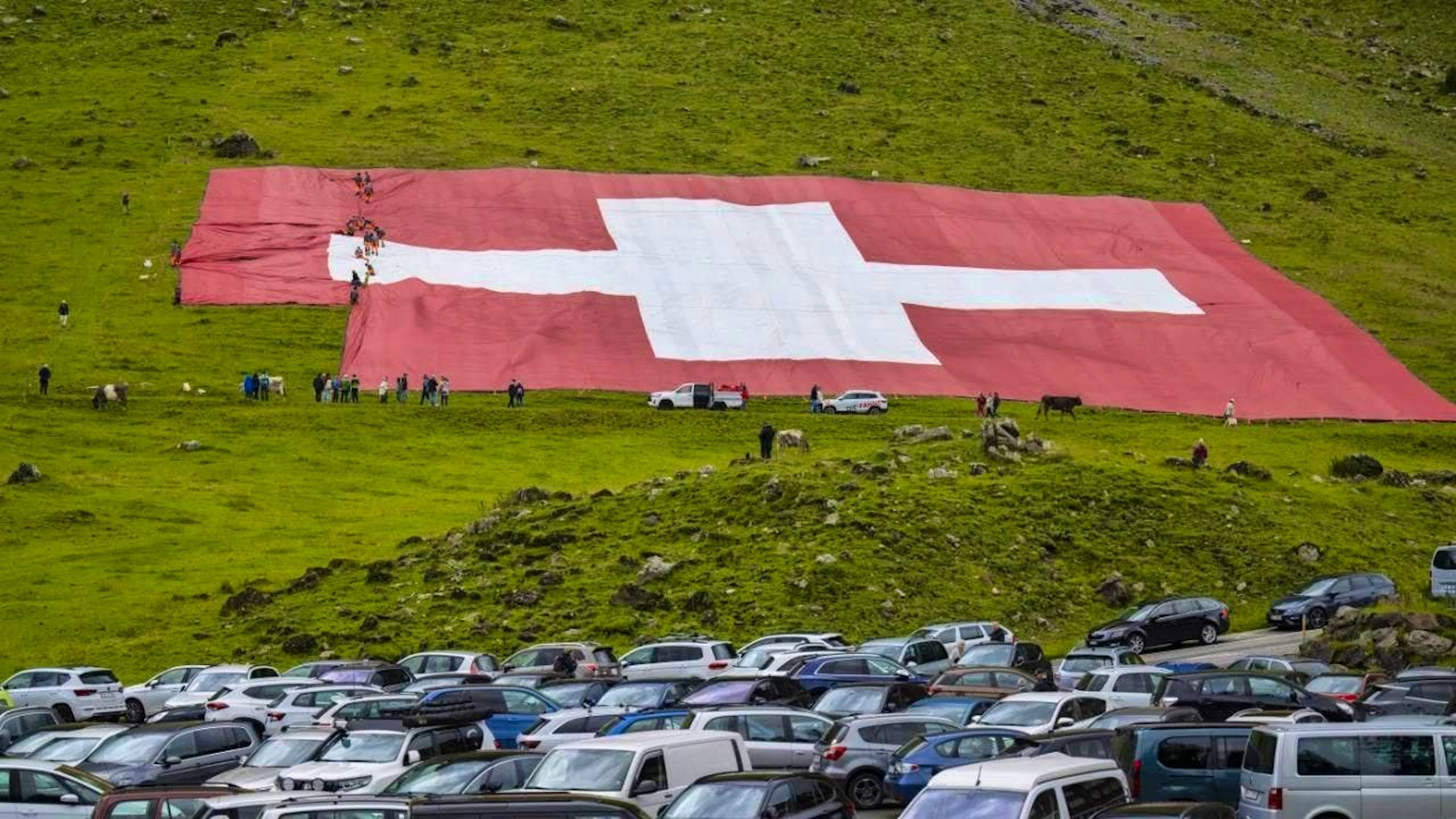 Workers tried to mend the tear in the unrolled flag on Schwägalp AR on Thursday.