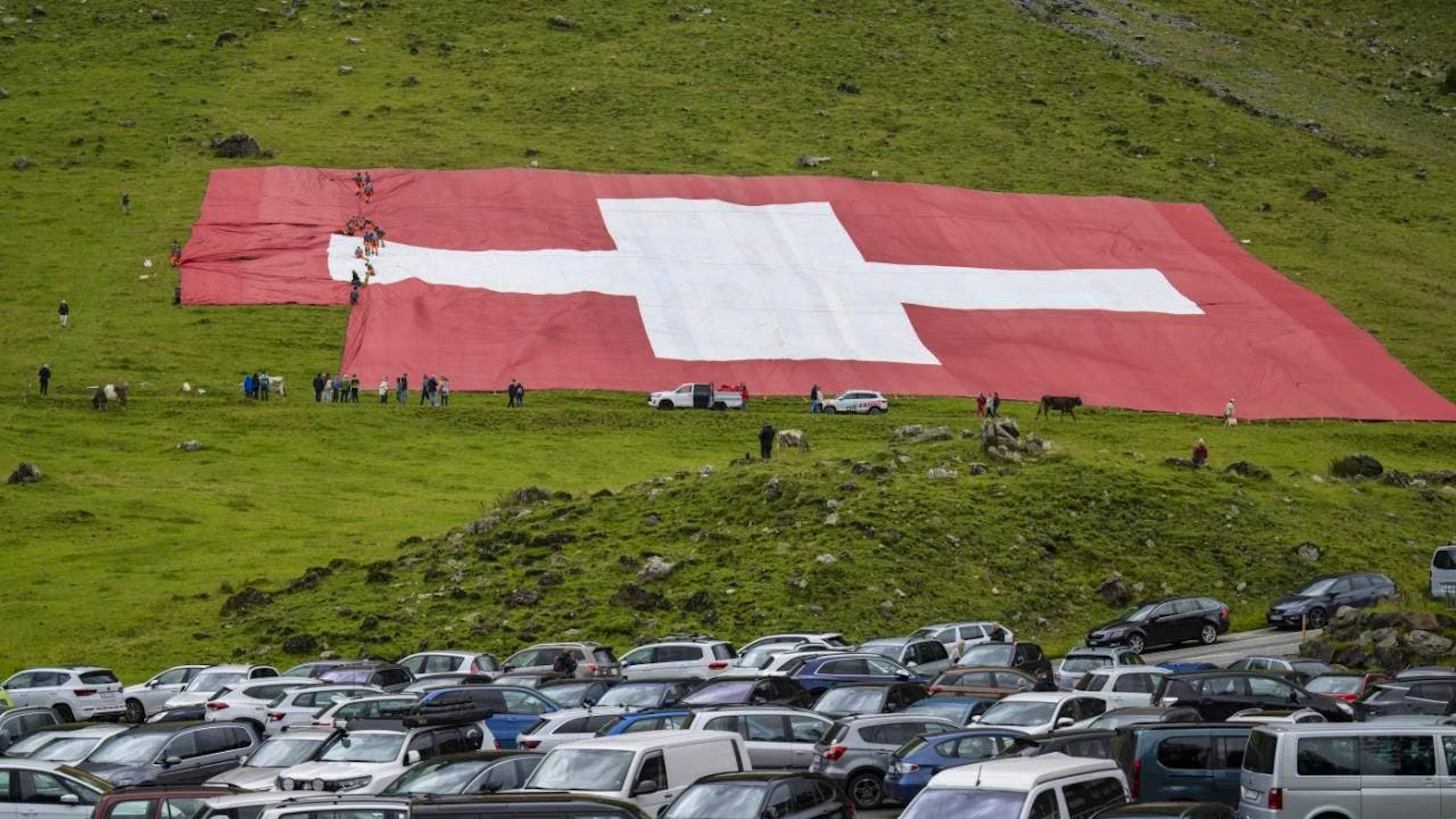 Déchiré par une bourrasque de vent sur son côté gauche, le drapeau géant est en cours de réparation.