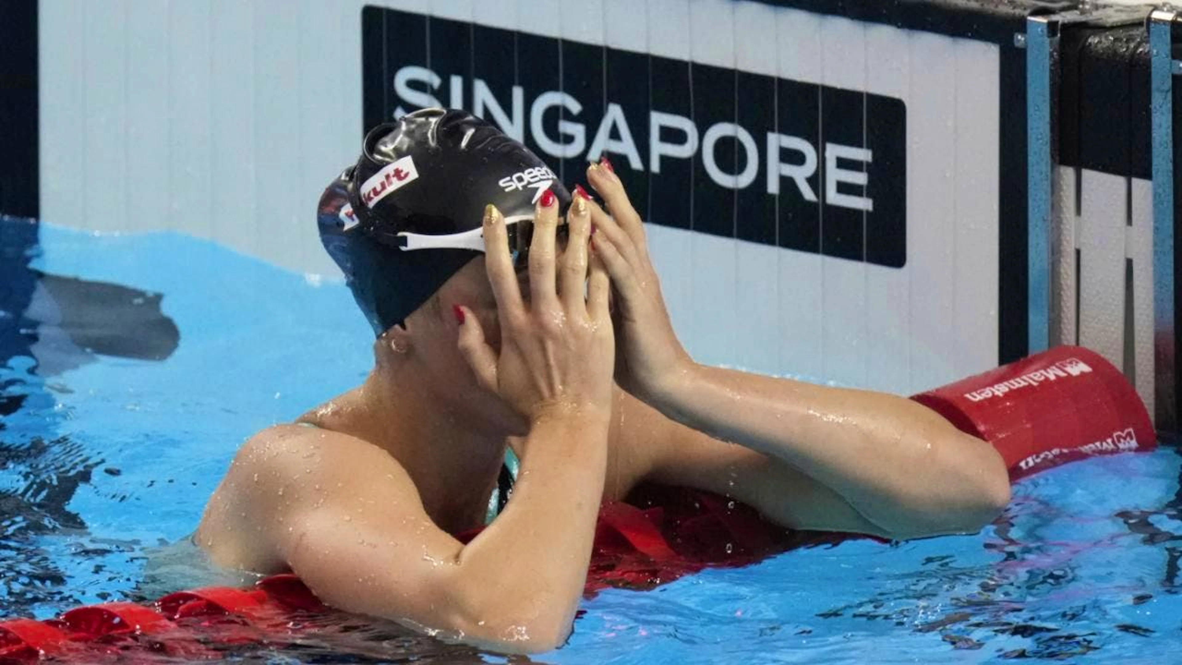 Summer McIntosh schlägt trotz Gold die Hände vors Gesicht.