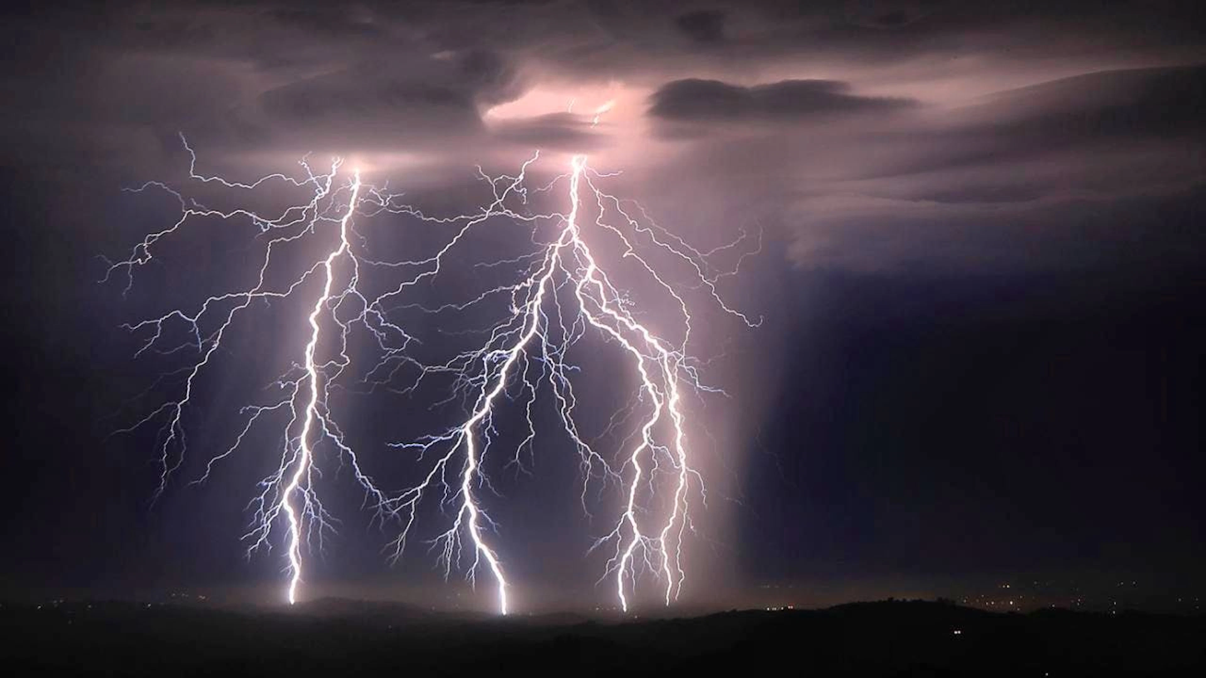 Un fulmine fotografato nel 2020 in California. (immagine d'illustrazione)