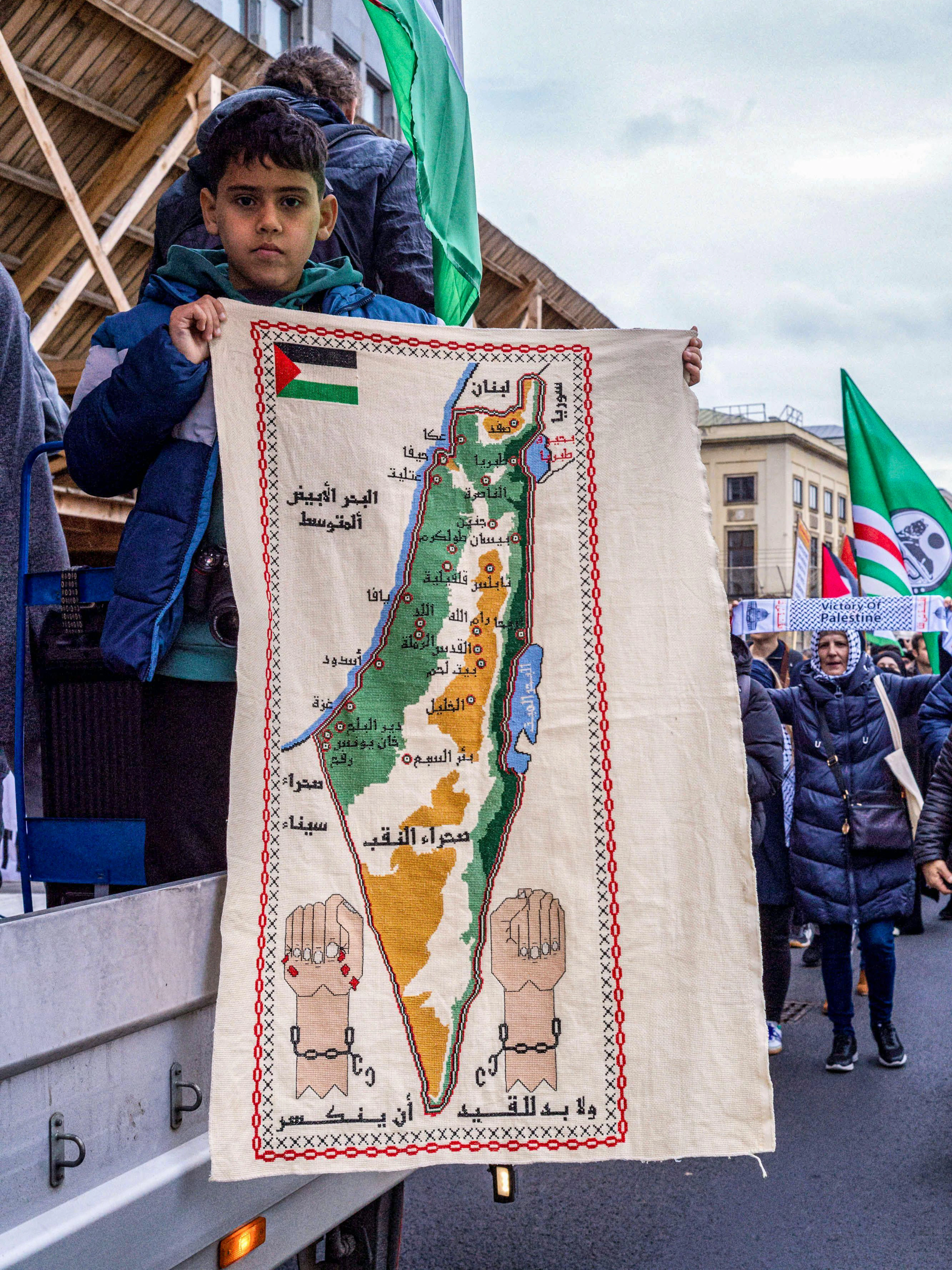 Ein Junge in Warschau hält 2024 bei einer Demonstration ein Tuch mit einer Palästina-Karte – ein Symbol, das in der aktuellen Debatte um internationale Anerkennung Palästinas eine zentrale Rolle spielt.