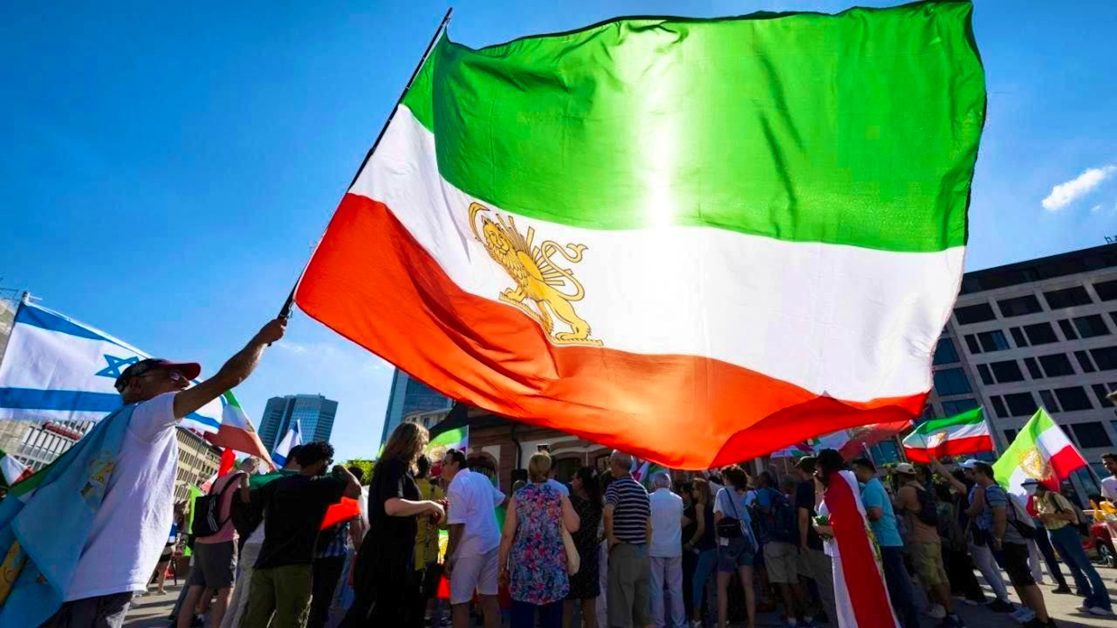ARCHIVE - Mainly exiles and German-Iranians protest against the Mullah regime in Iran at a rally at the Hauptwache in Frankfurt. Photo: Boris Roessler/dpa/Archive picture