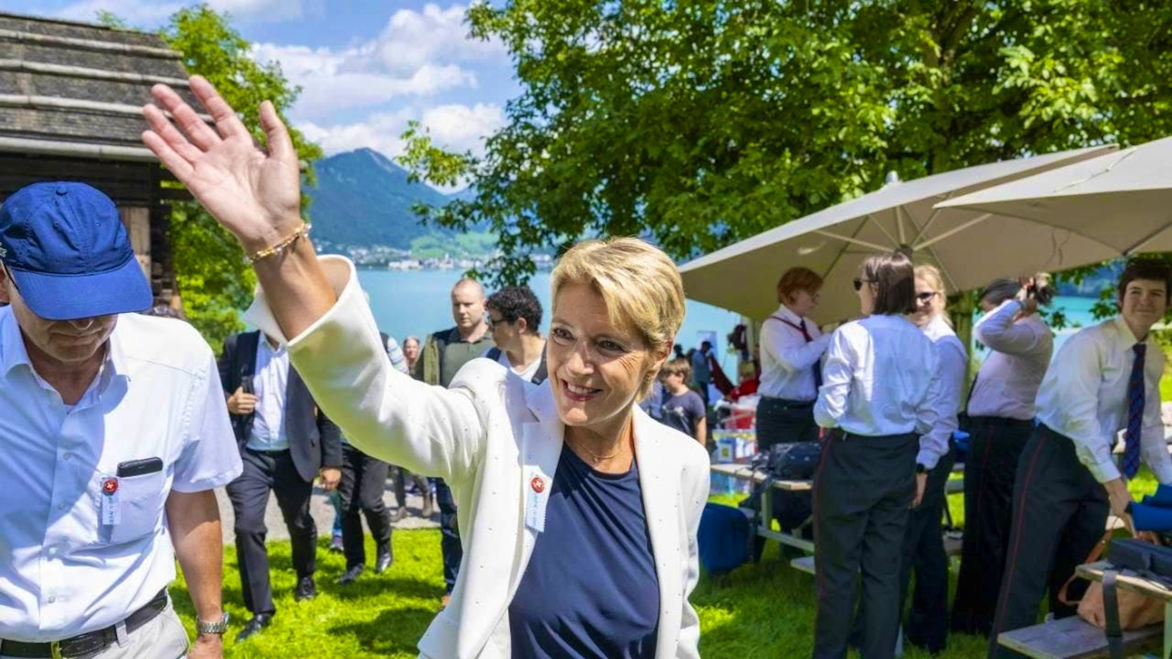 President Karin Keller-Sutter is in a festive mood at the August 1st celebrations on the Rütli despite the customs hammer.