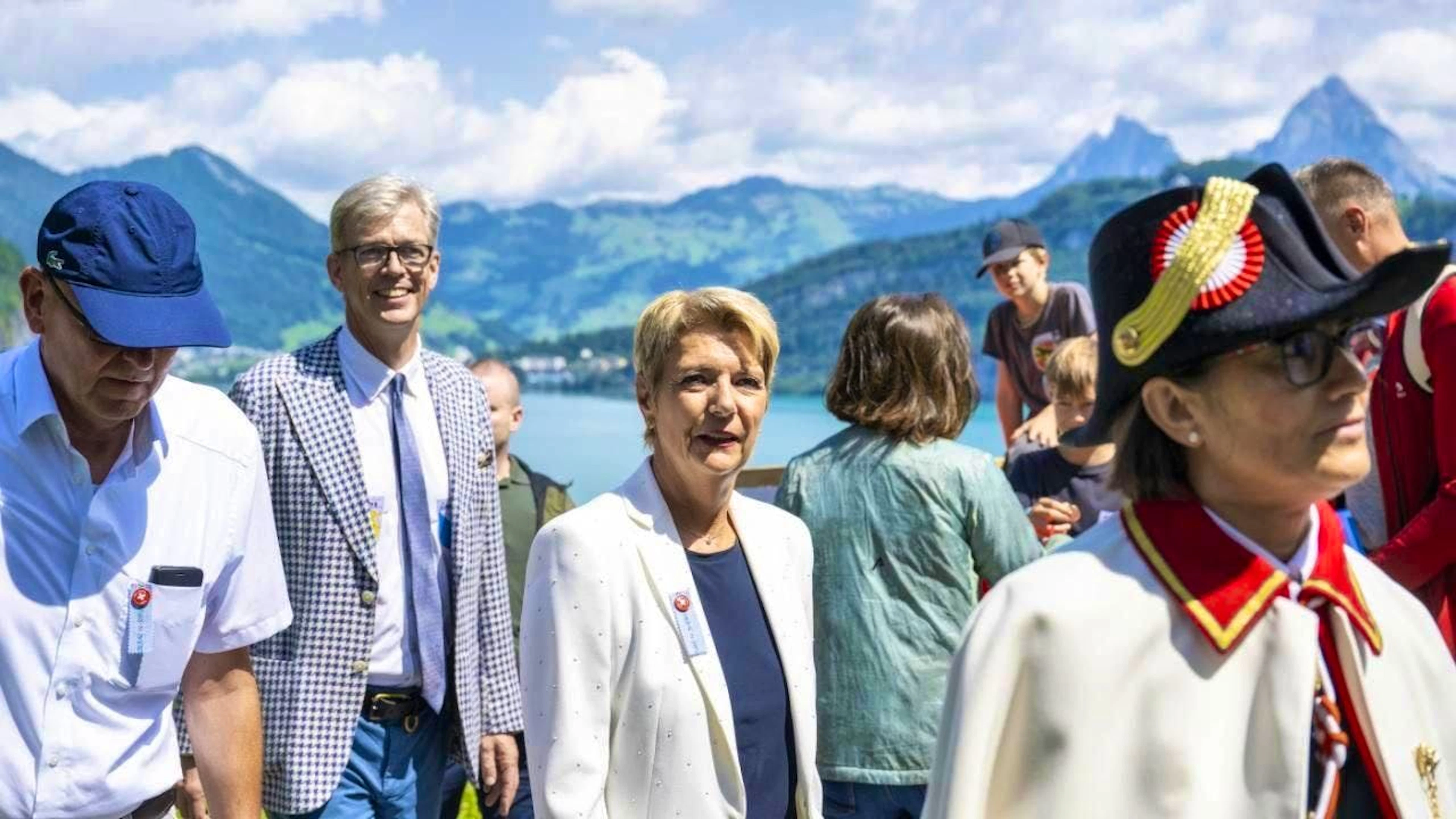 President Karin Keller-Sutter is in a festive mood at the 1 August celebrations on the Rütli despite the customs hammer.