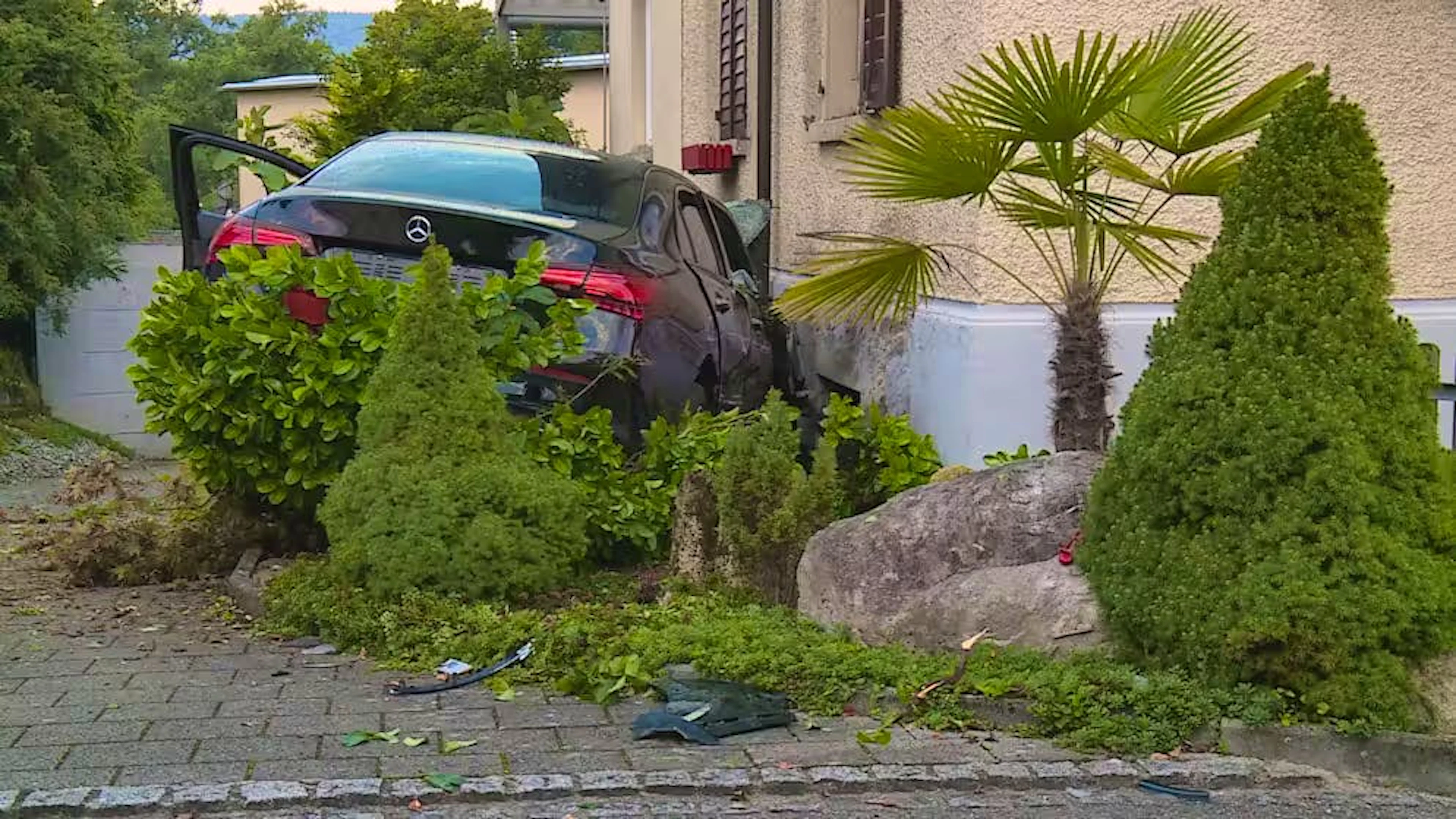 Nello schianto hanno perso la vita due ragazzi, un terzo è gravemente ferito.