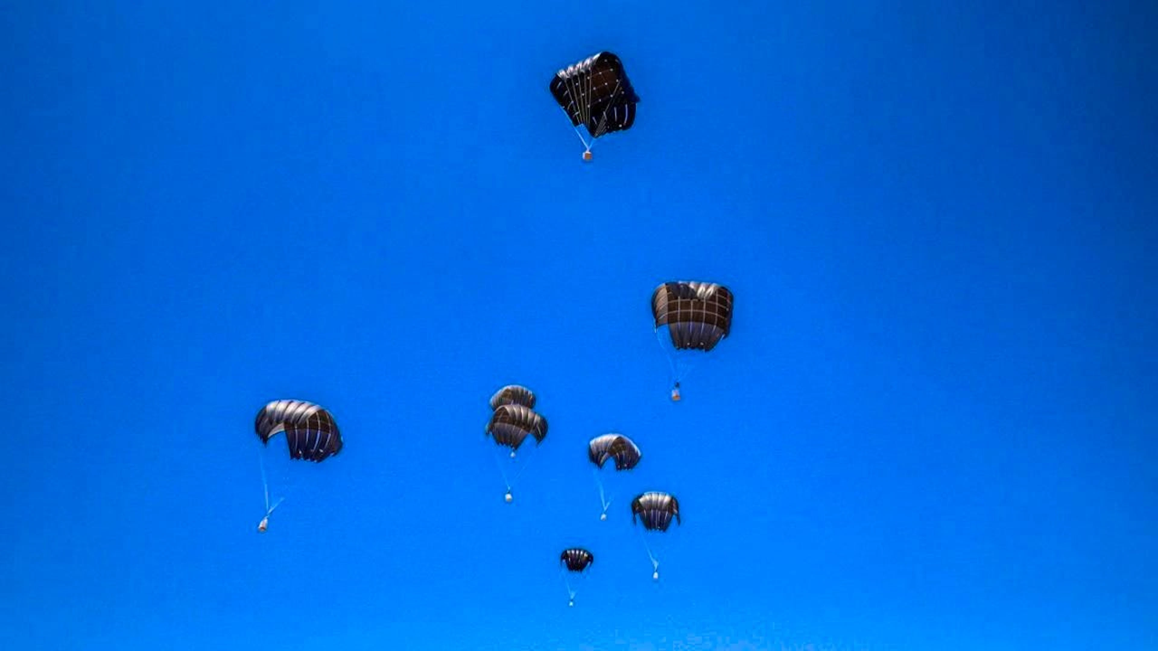 Humanitarian aid supplies are dropped from the air over the Gaza Strip. Photo: Abed Rahim Khatib/dpa