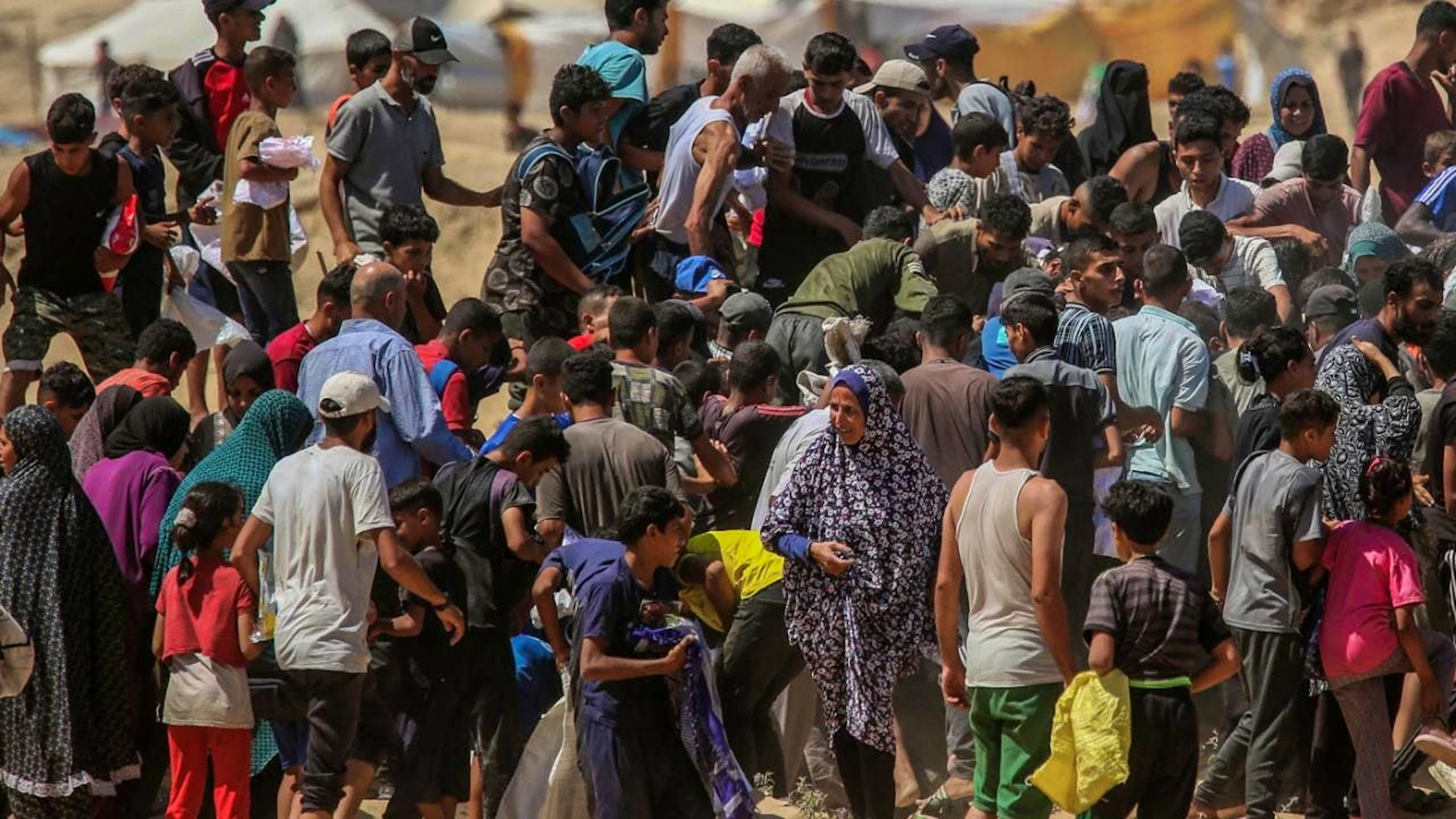Palästinenser beeilen sich, die über dem Gazastreifen abgeworfenen humanitären Hilfsgüter einzusammeln. Foto: Abed Rahim Khatib/dpa