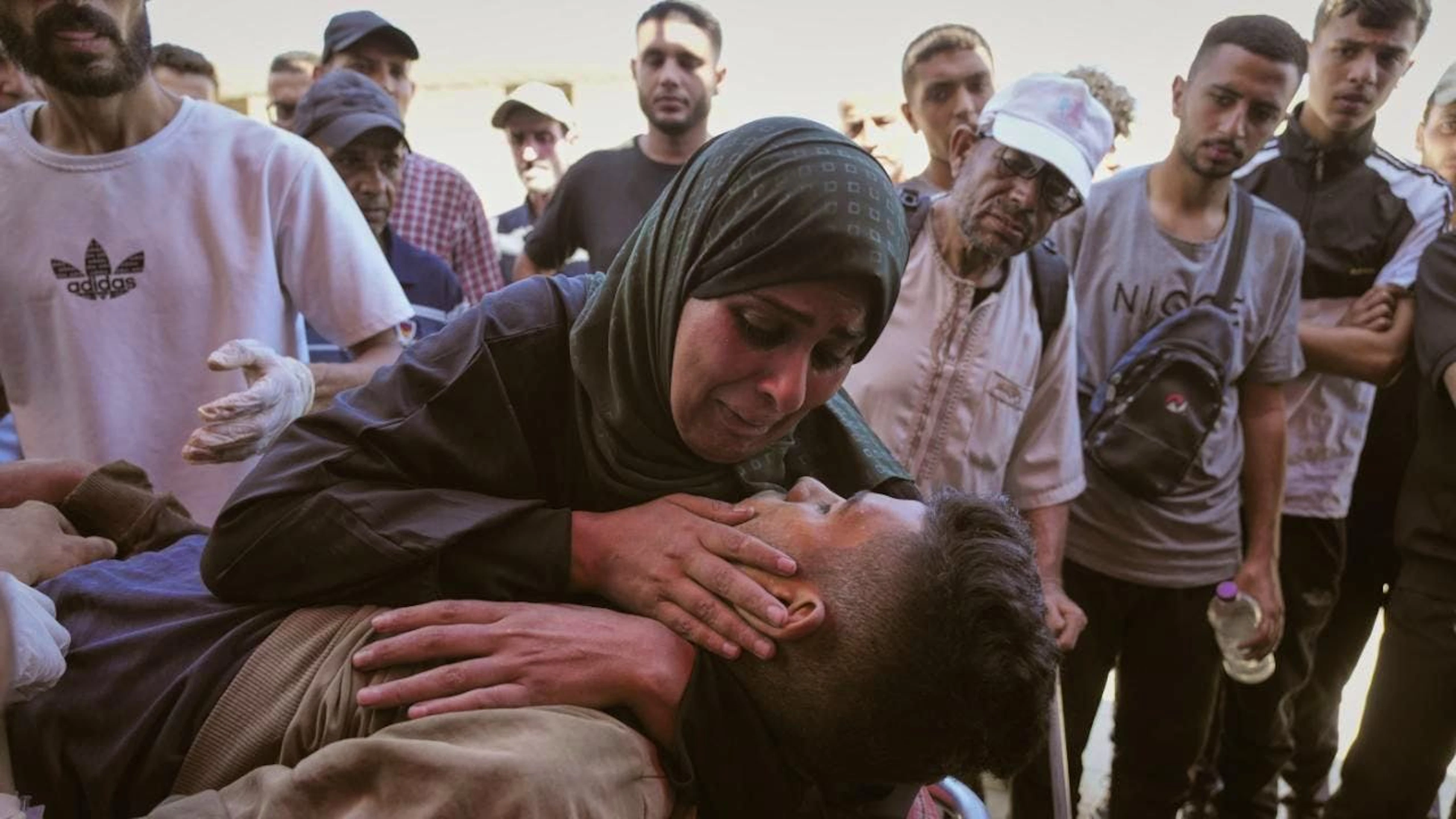 Una madre piange al cospetto del figlio ucciso durante la distribuzione di aiuti a Netzarim, nella Striscia di Gaza.