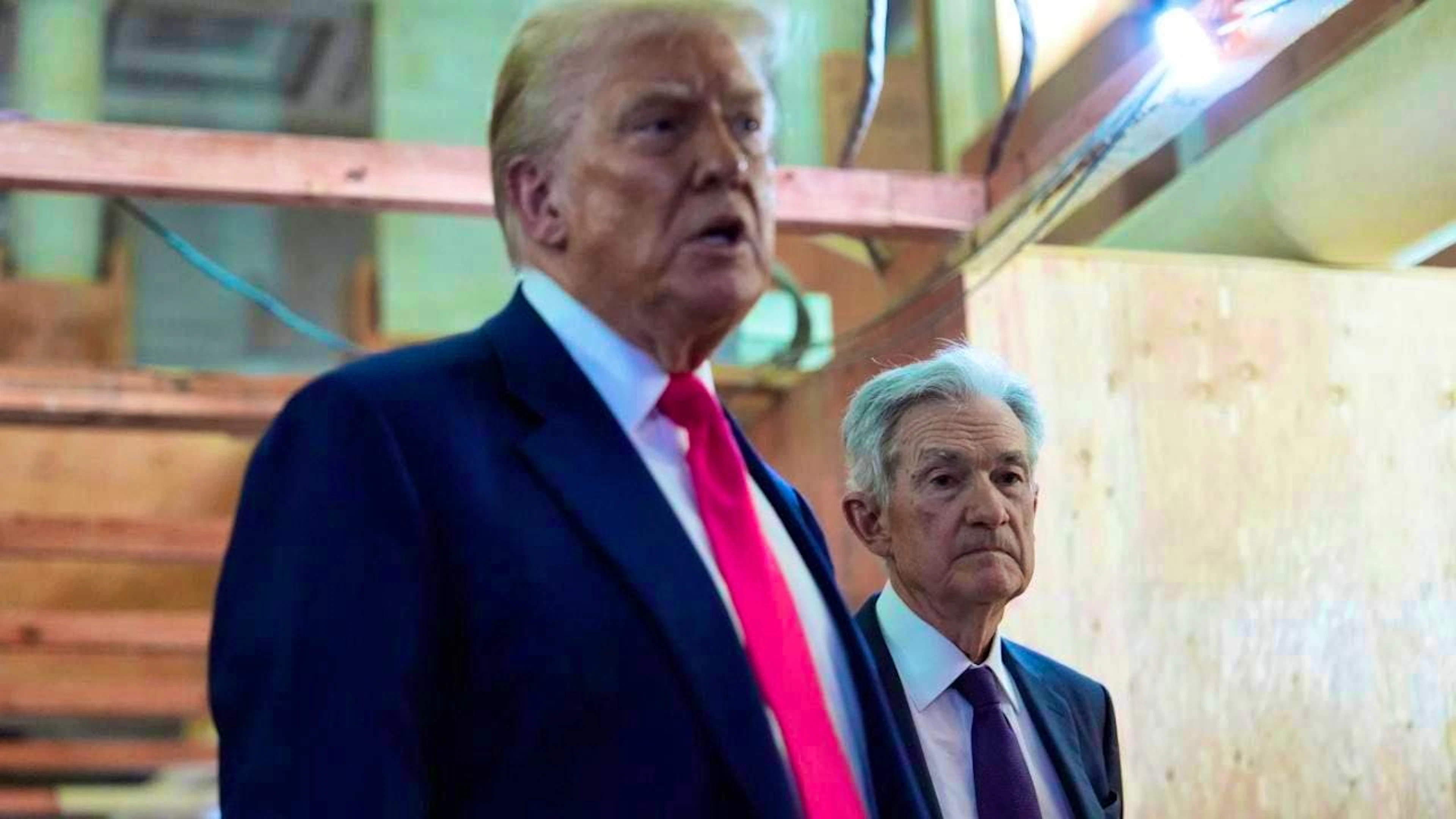 ARCHIVE - Federal Reserve Chairman Jerome Powell listens as US President Donald Trump speaks during a visit to the Federal Reserve. Photo: Julia Demaree Nikhinson/AP/dpa/Archive image