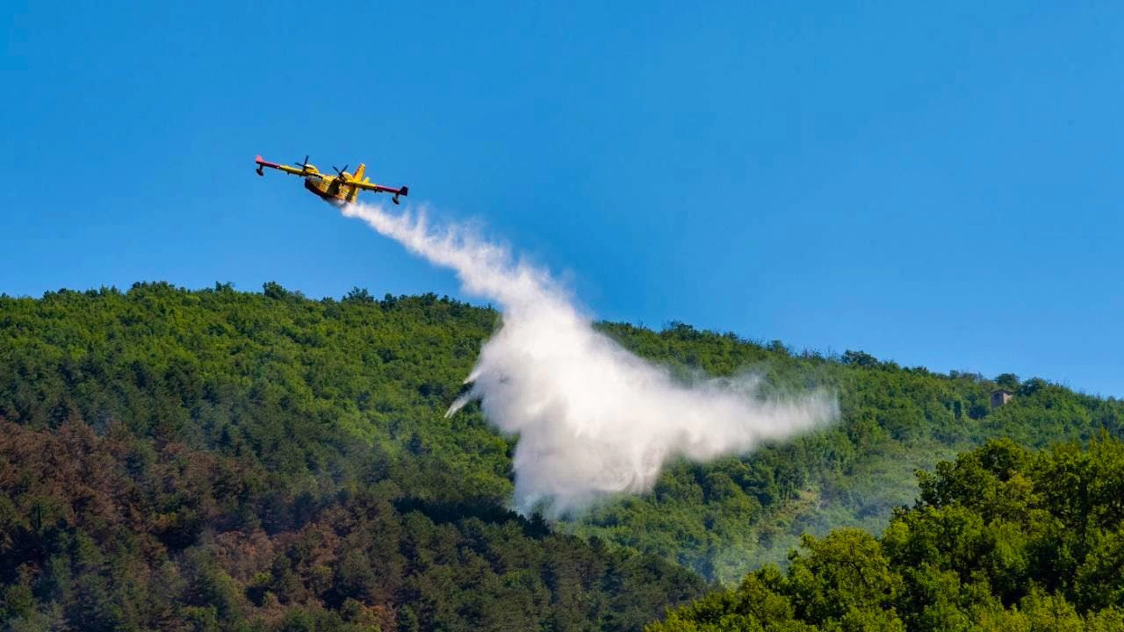 ARCHIV - Eine Canadair CL-415 der Feuerwehr hat auf einen Waldbrand in Macchiole di Lisciano in der Provinz Rieti reagiert. Foto: Gianluca Vannicelli/IPA via ZUMA Press/dpa/Archivbild