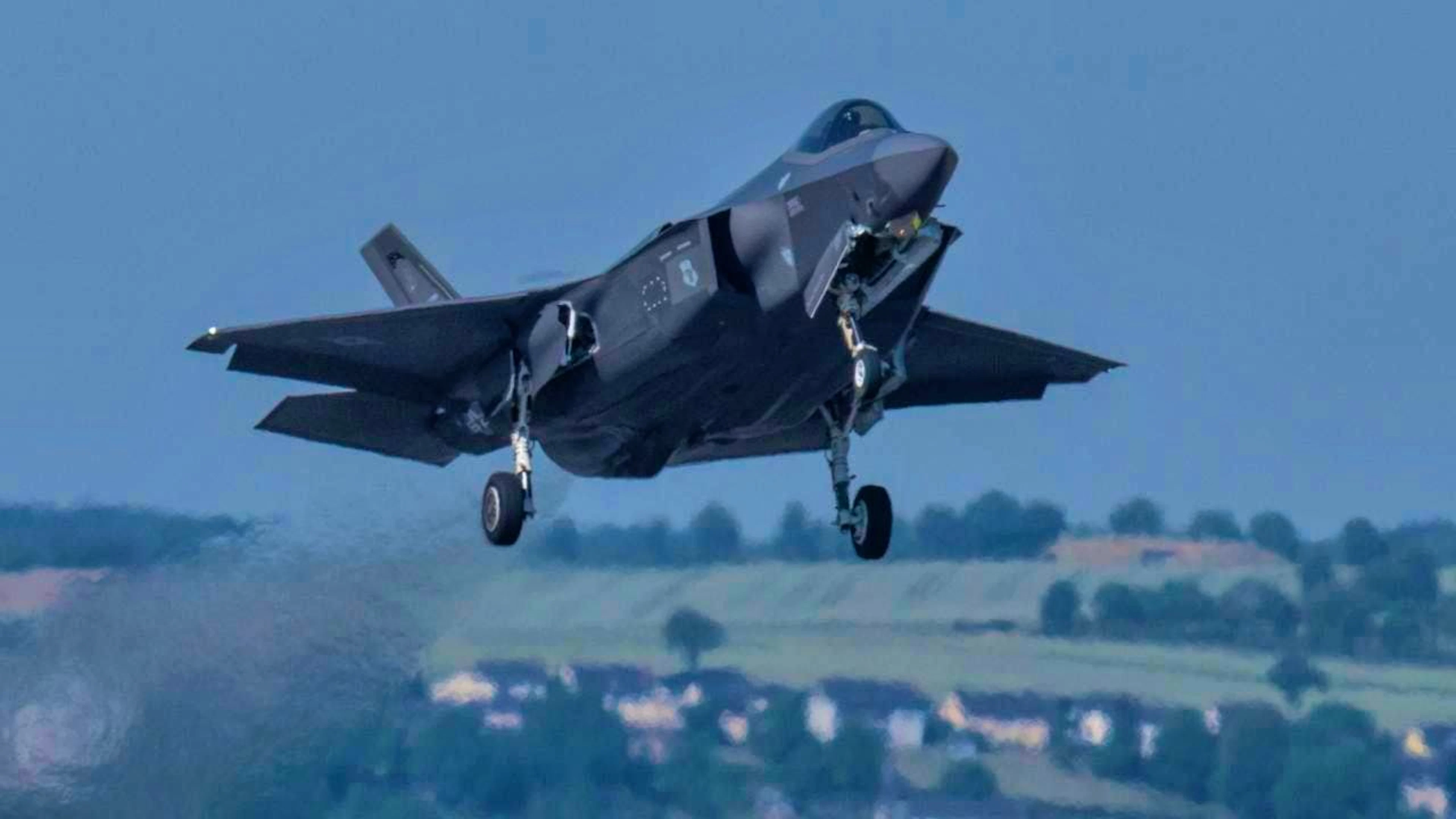 We cannot carry on as if nothing had happened, said Zurich FDP National Councillor Hans-Peter Portmann on Saturday. He wants to review the arms deal with the USA. The day before, the US decision to impose a 39% tariff on Switzerland had become known. (Archive image of an F-35 fighter jet)