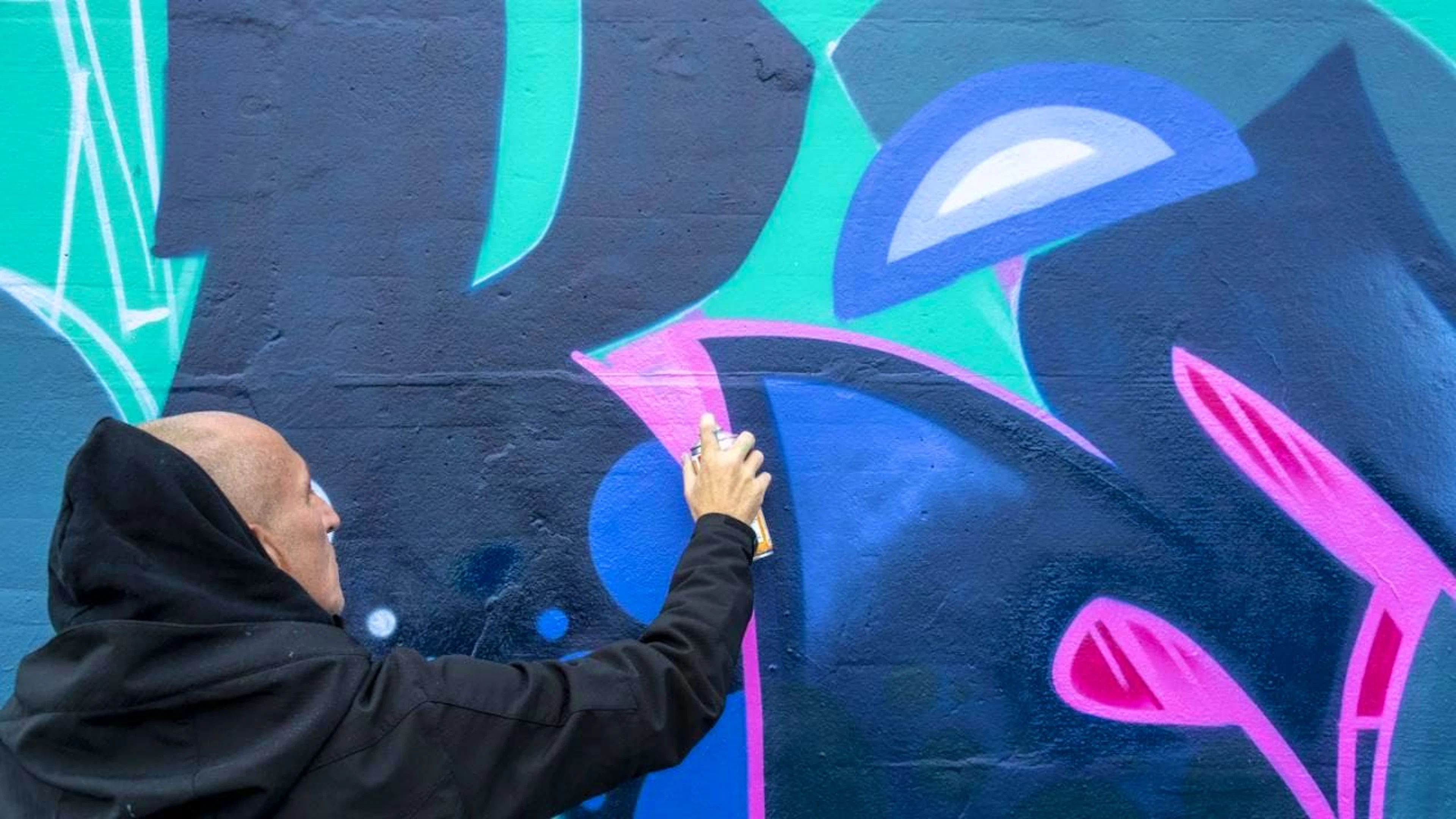 Sui graffiti gli animi si dividono: per taluni è arte, per altri è vandalismo.