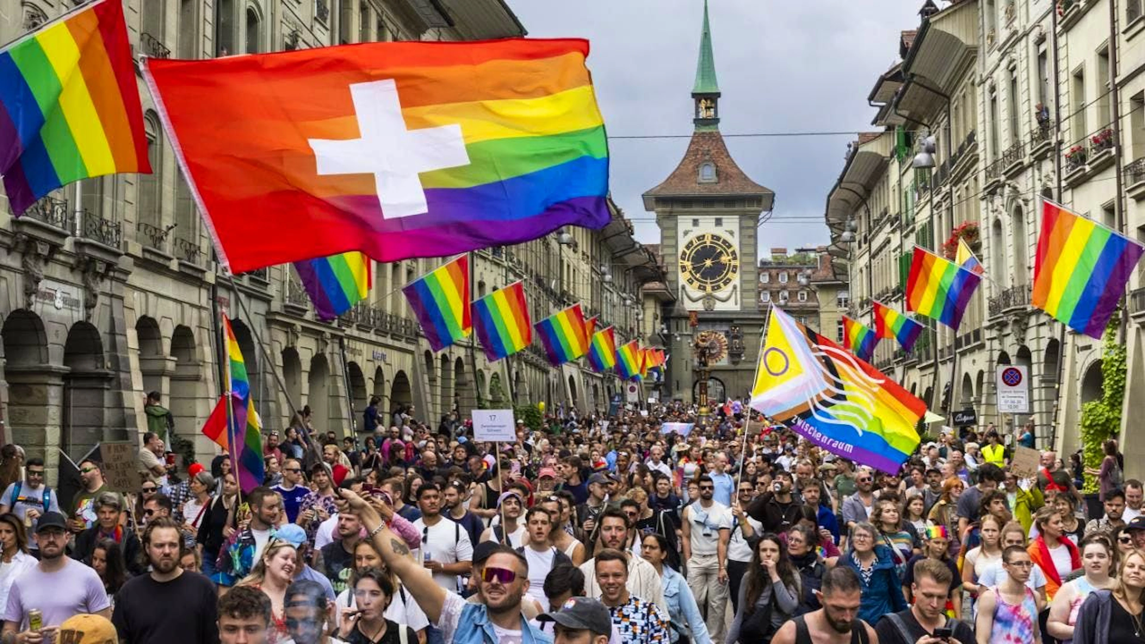 Tausende zogen am Samstag im Rahmen der Pride durch die Berner Altstadt.