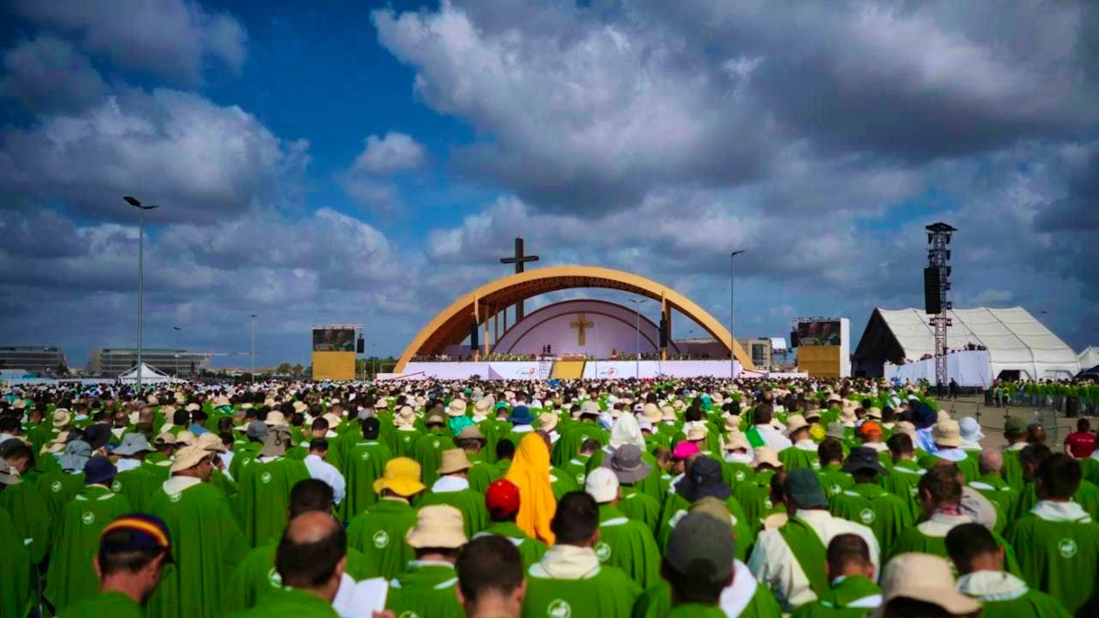 dpatopbilder - Pope Leo XIV (stage) holds a mass with young people taking part in the Youth Jubilee at Tor Vergata Field. Photo: Andrew Medichini/AP/dpa