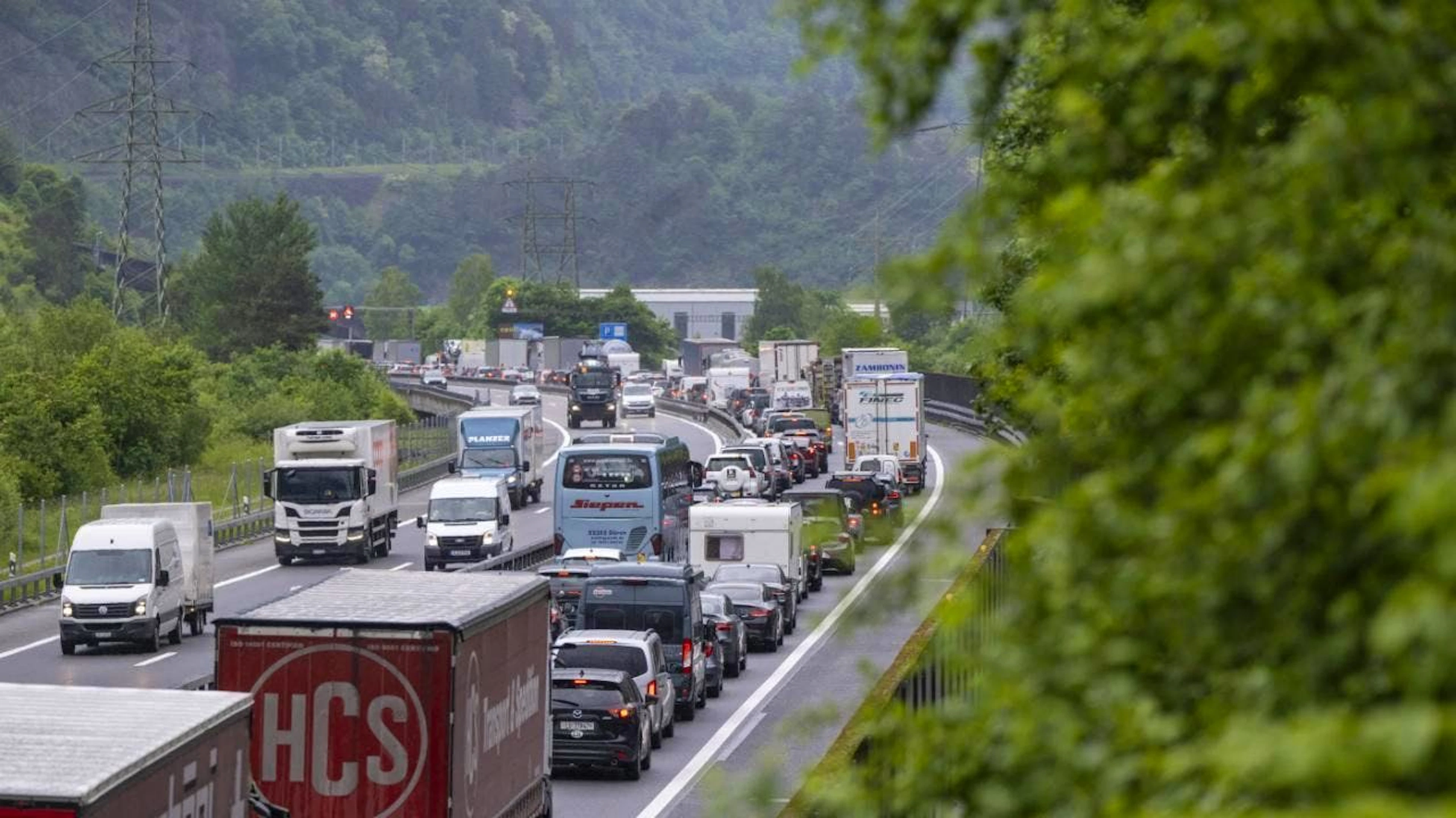 Beidseits des Gotthard-Tunnels stauen sich die Autos am Sonntag erneut kilometerlang. (Archivbild)