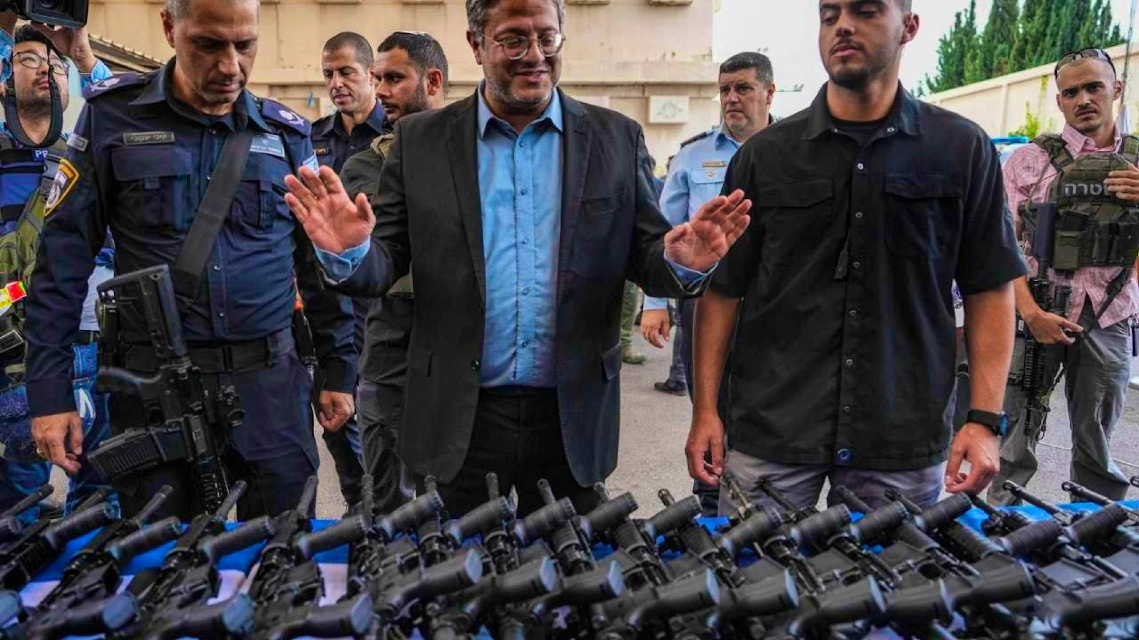 ARCHIVE - Itamar Ben-Gvir (M), Minister of National Security of Israel, attends an event to hand over weapons to members of local volunteer security groups. Photo: Tsafrir Abayov/AP/dpa