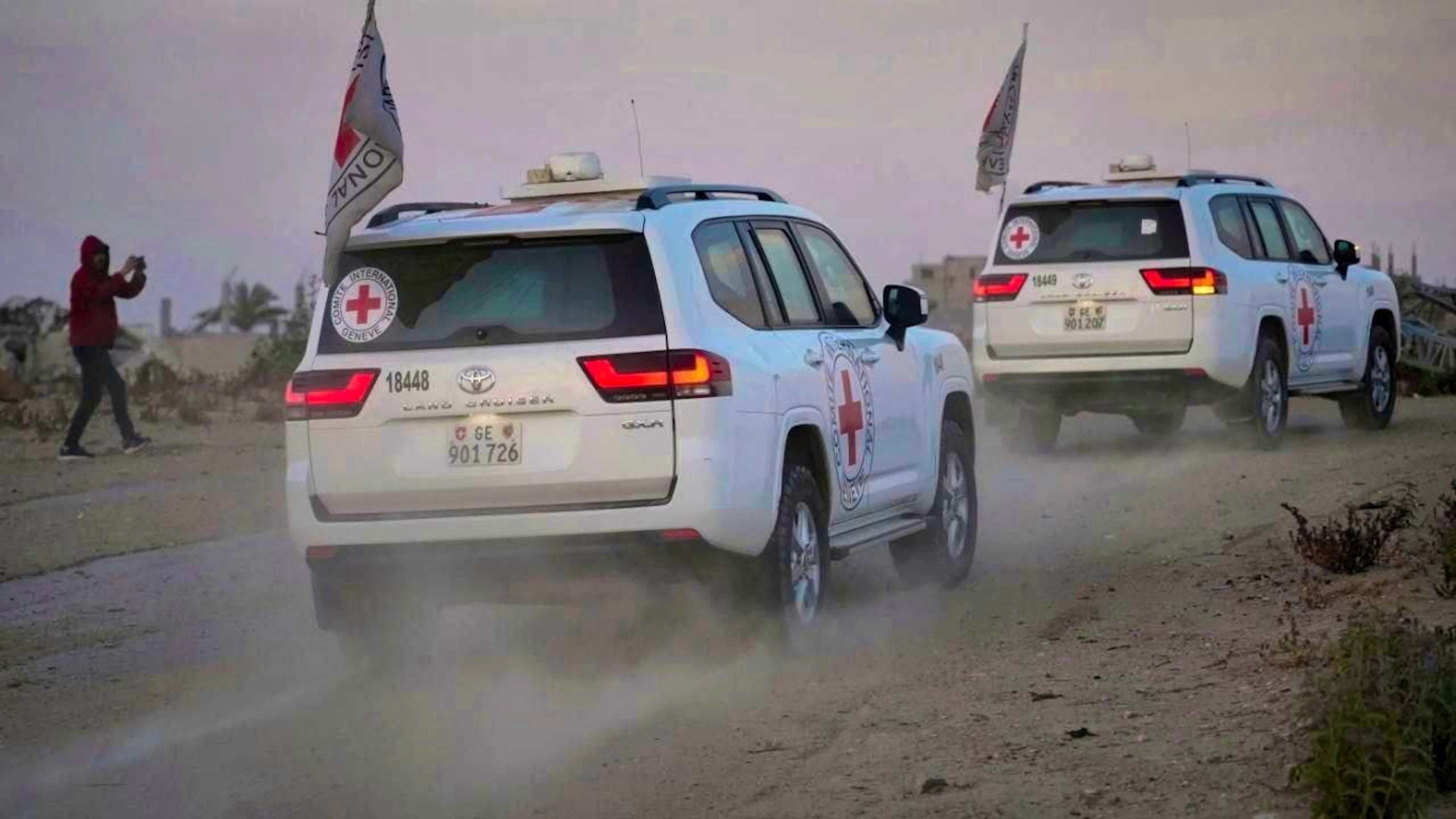ARCHIVE - Red Cross vehicles leave the Gaza Strip. (Archive photo) Photo: Abdel Kareem Hana/AP/dpa