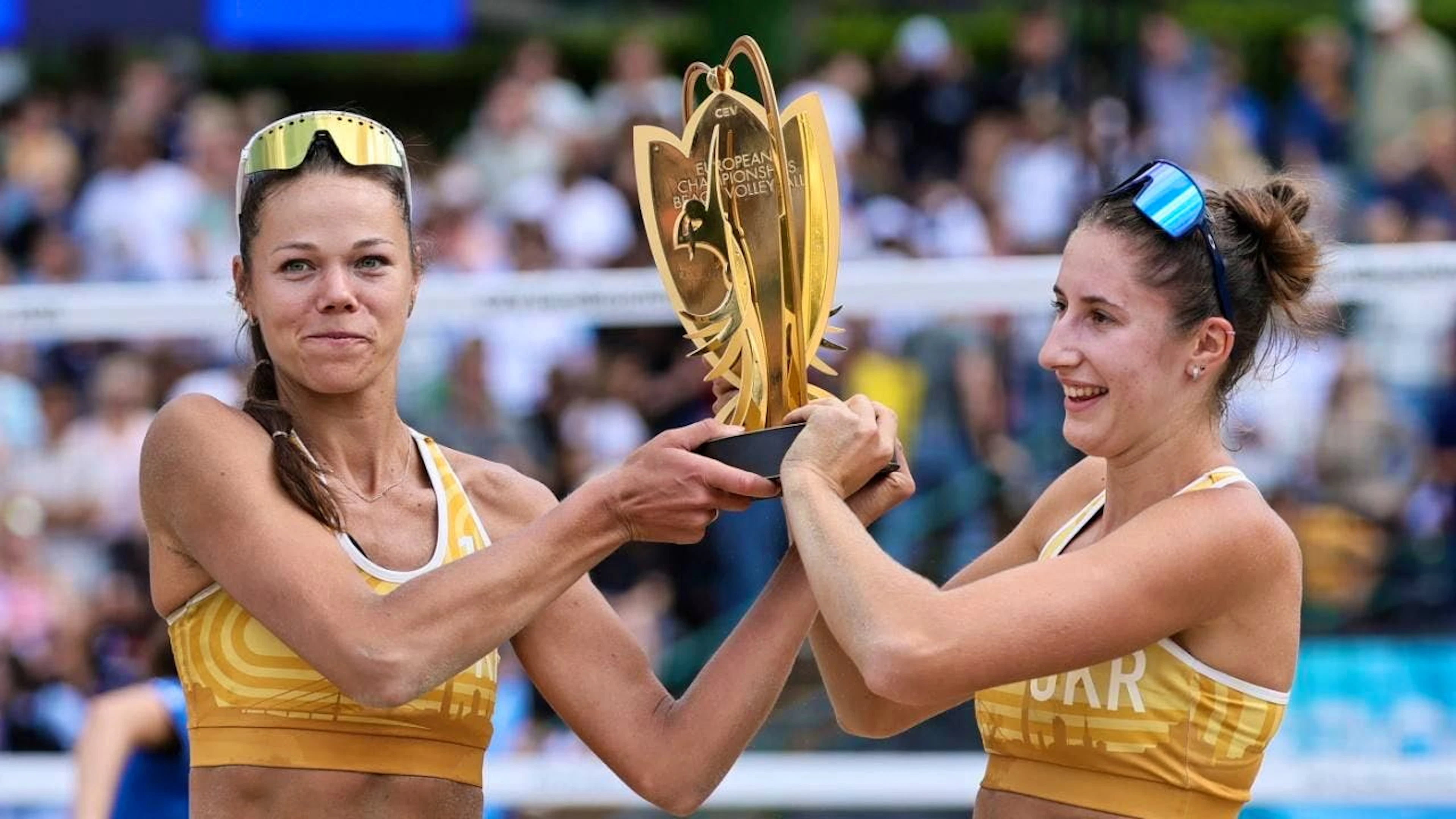 Maryna Hladun (links) und Tetjana Lasarenko gewinnen als erstes Frauen-Team aus der Ukraine den EM-Titel im Beachvolleyball