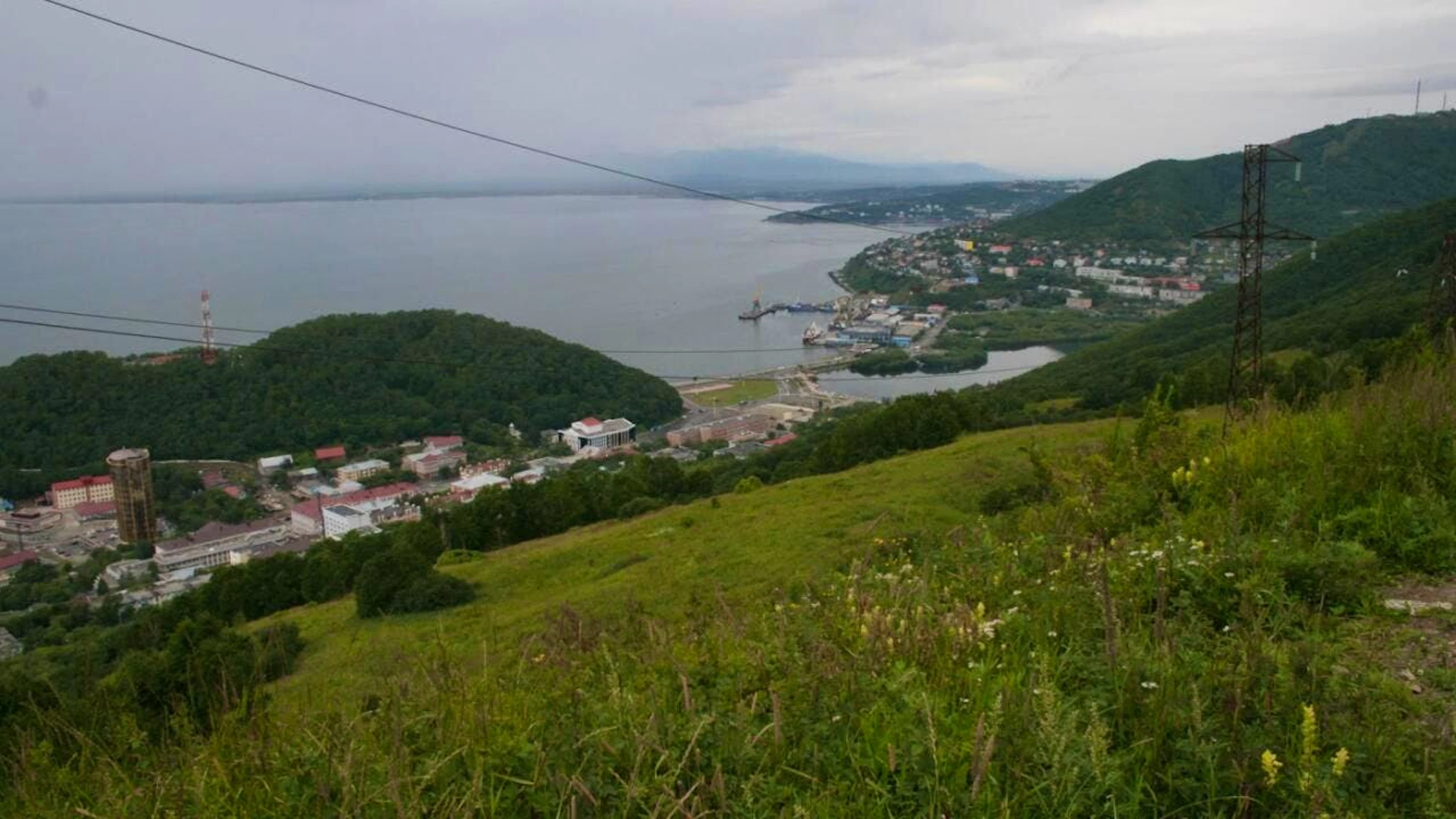 ARCHIV - Das Wasser ist ruhig im Hafen von Petropawlowsk-Kamtschatski auf der fernöstlichen russischen Halbinsel Kamtschatka. Foto: Ulf Mauder/dpa/Symbolbild