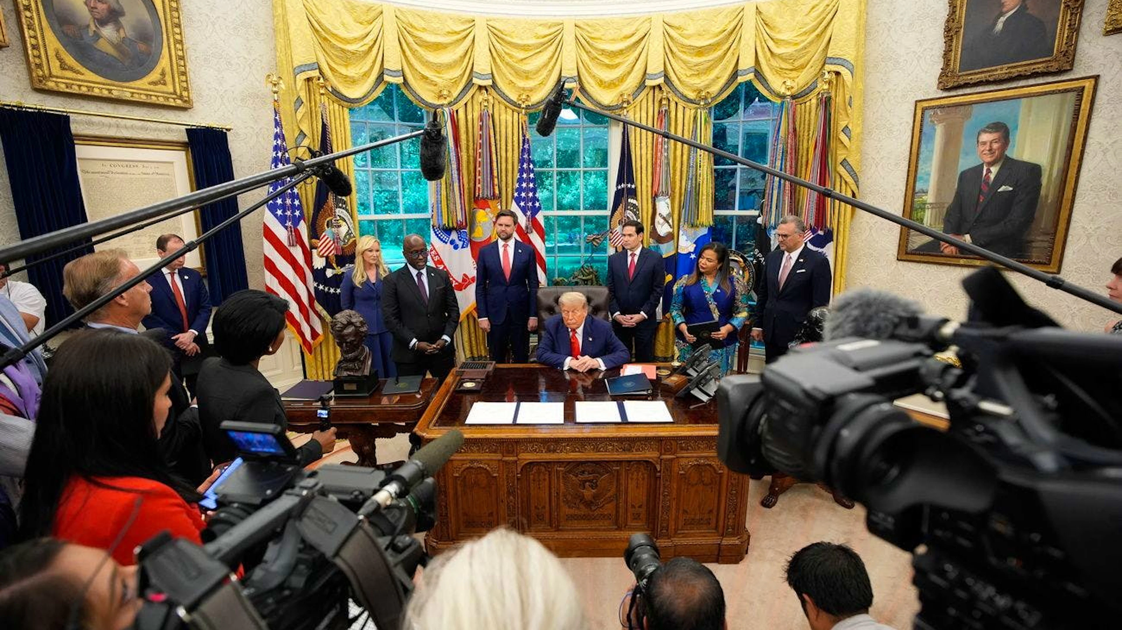 Das zeigt der Blick heute: Rechts dominiert das Porträt von Ex-Präsident Reagan, links ein Porträt von George Washington über der Unabhängigkeitserklärung, die von grünen Vorhängen eingerahmt ist.