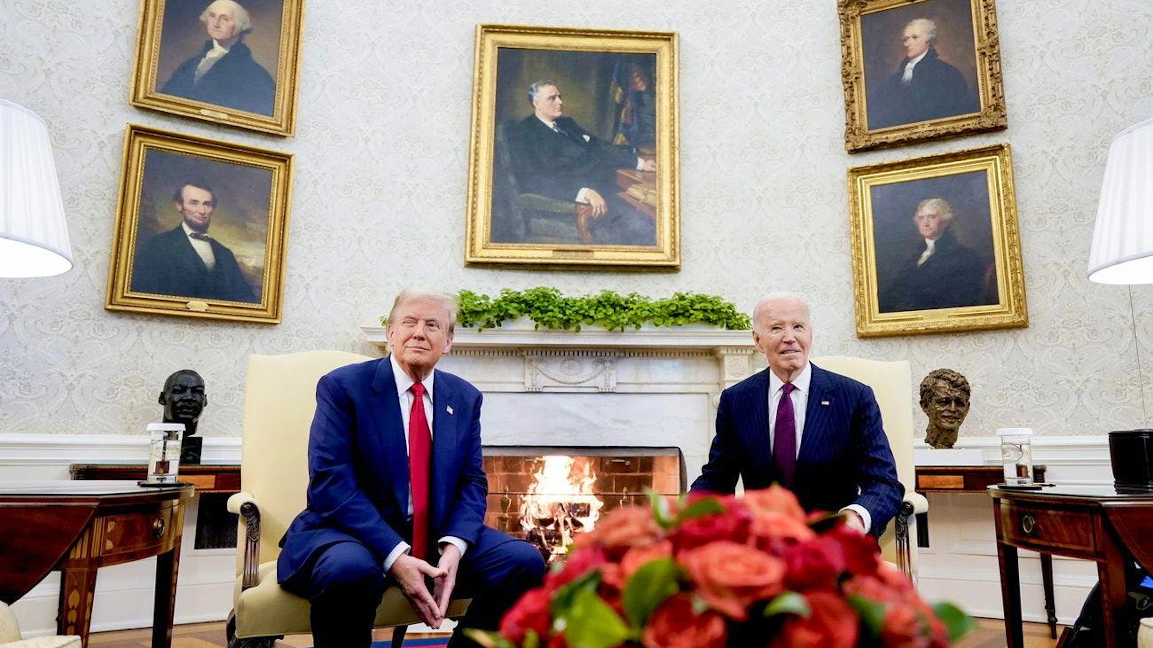 So sieht das <em>Oval Office</em> heute nicht mehr aus: Der damalige Präsident Joe Biden empfängt den President-elect Donald Trump am 13. November 2024 im Weissen Haus.