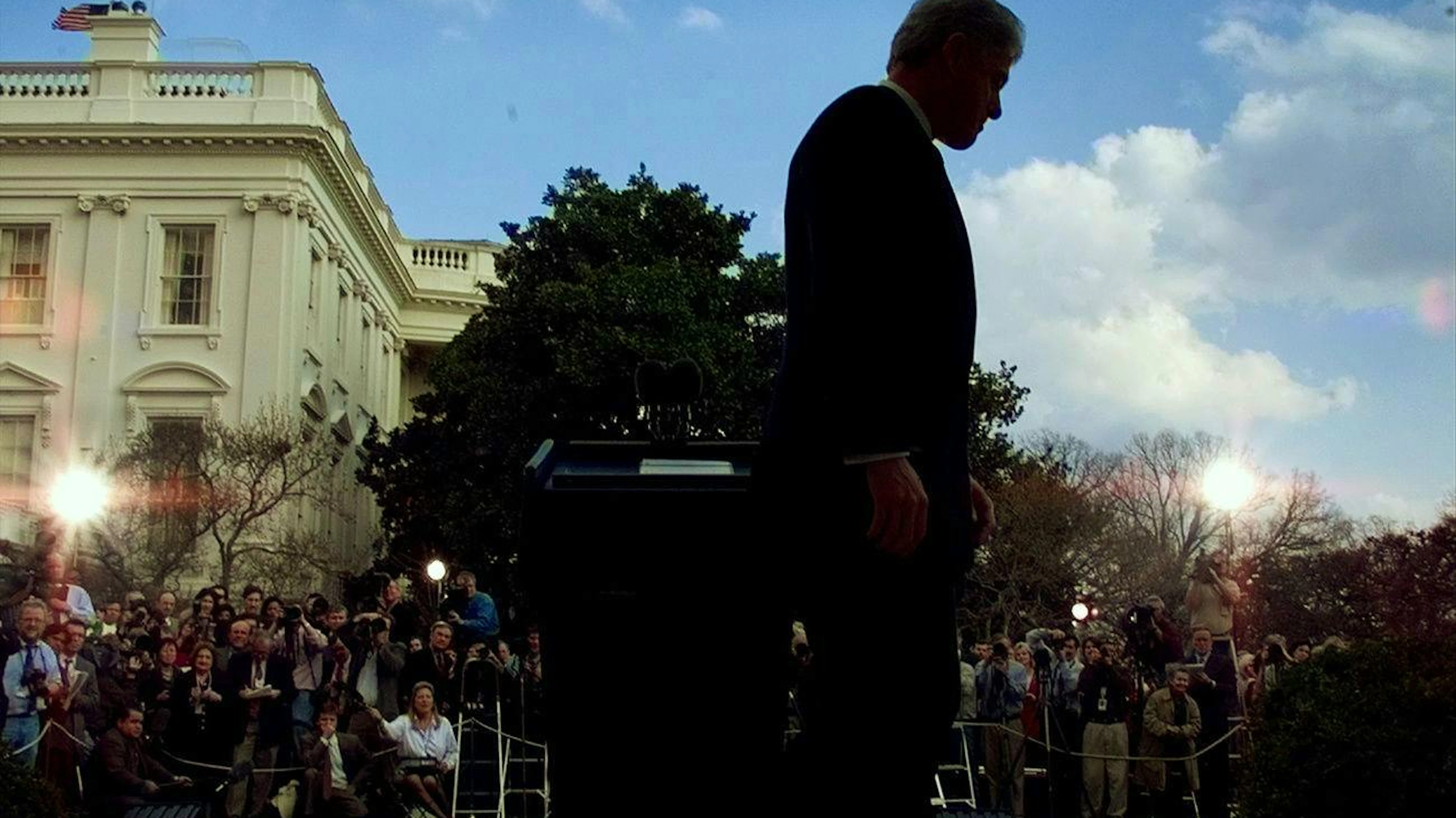 Ansprache im Rosengarten: Bill Clinton «geniesst» wegen der Lewinsky-Affäre im Februar 1999 grosse Aufmerksamkeit durch die Medien.