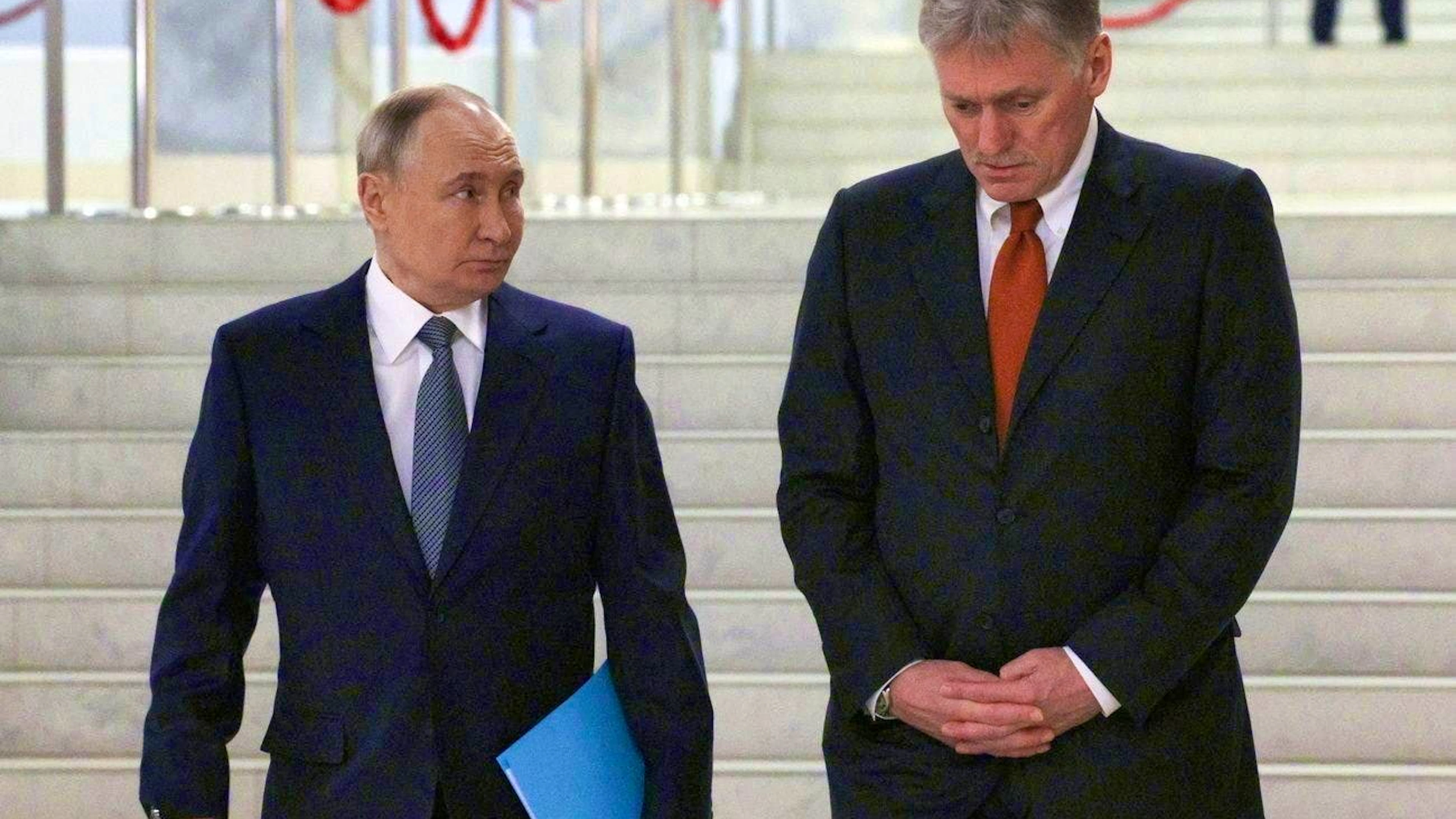 Peskov with his boss Vladimir Putin (l.)