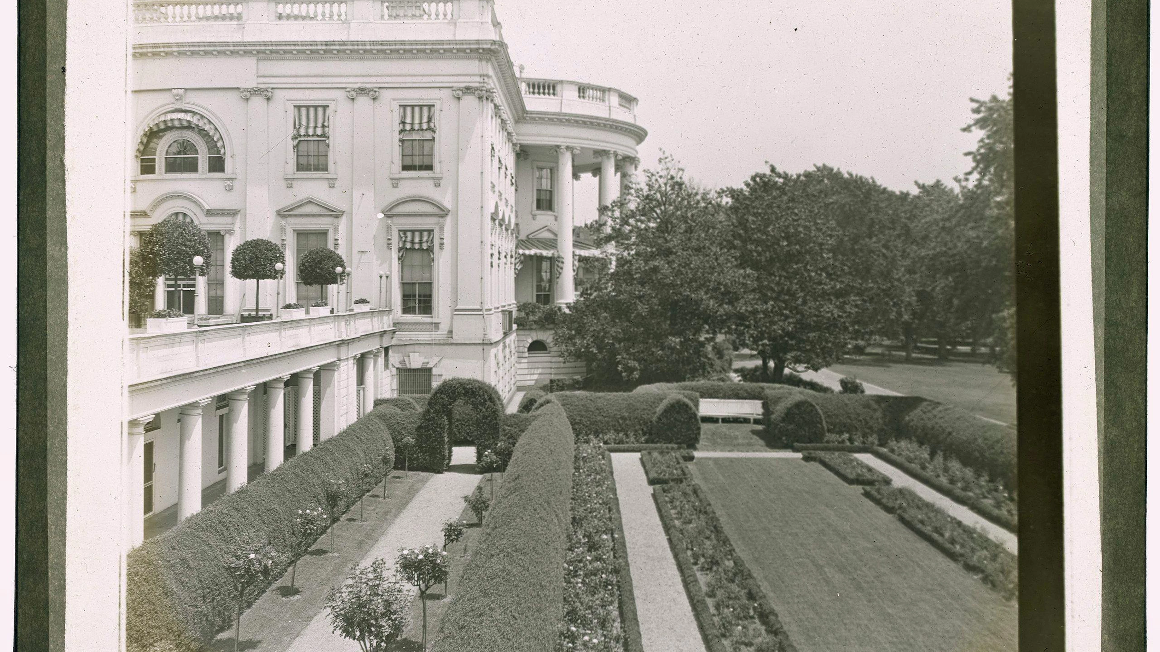 1913 entsteht der Rosengarten, hier auf einem Bild von 1921.