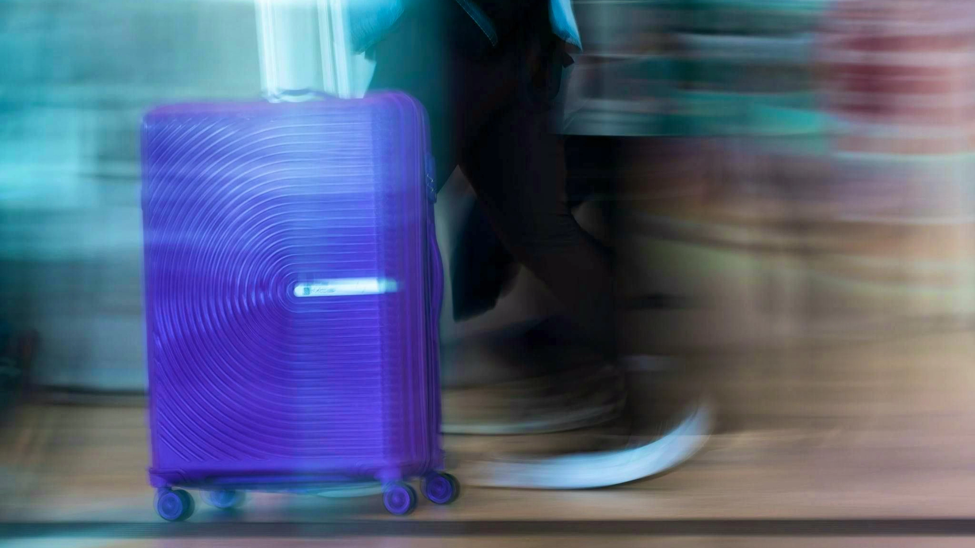 The child was only discovered in the suitcase by chance by the bus driver. (symbolic image)