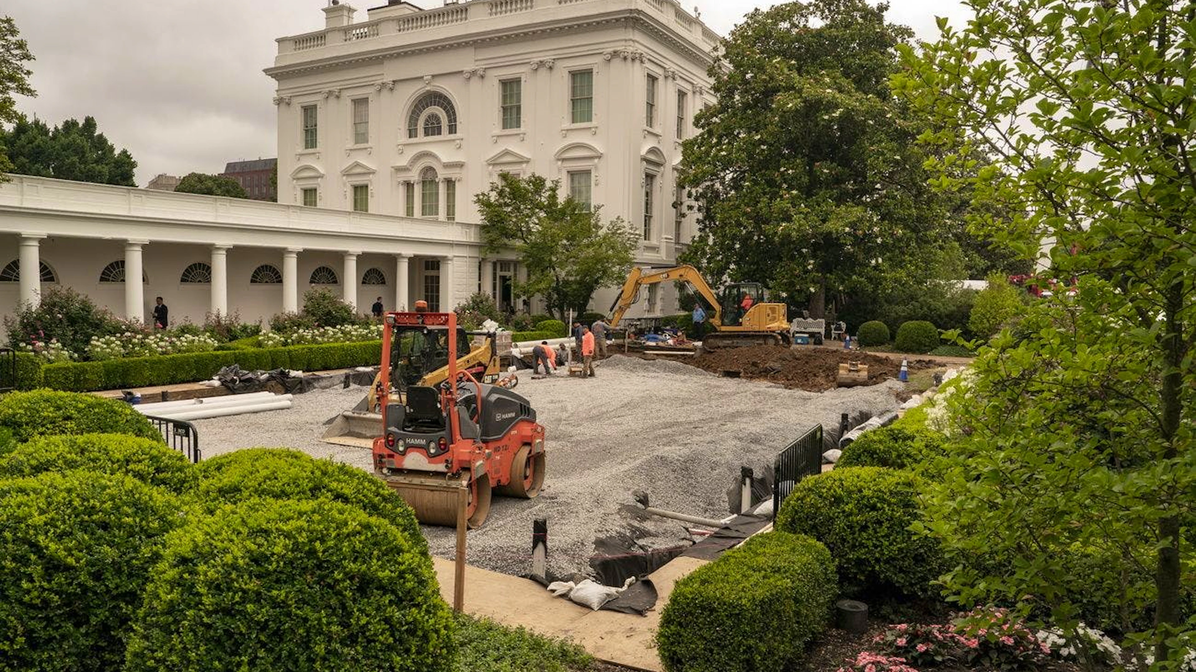18. Juni 2025: Bagger rollen an. Der Rasen des Rosengartens wird entfernt.