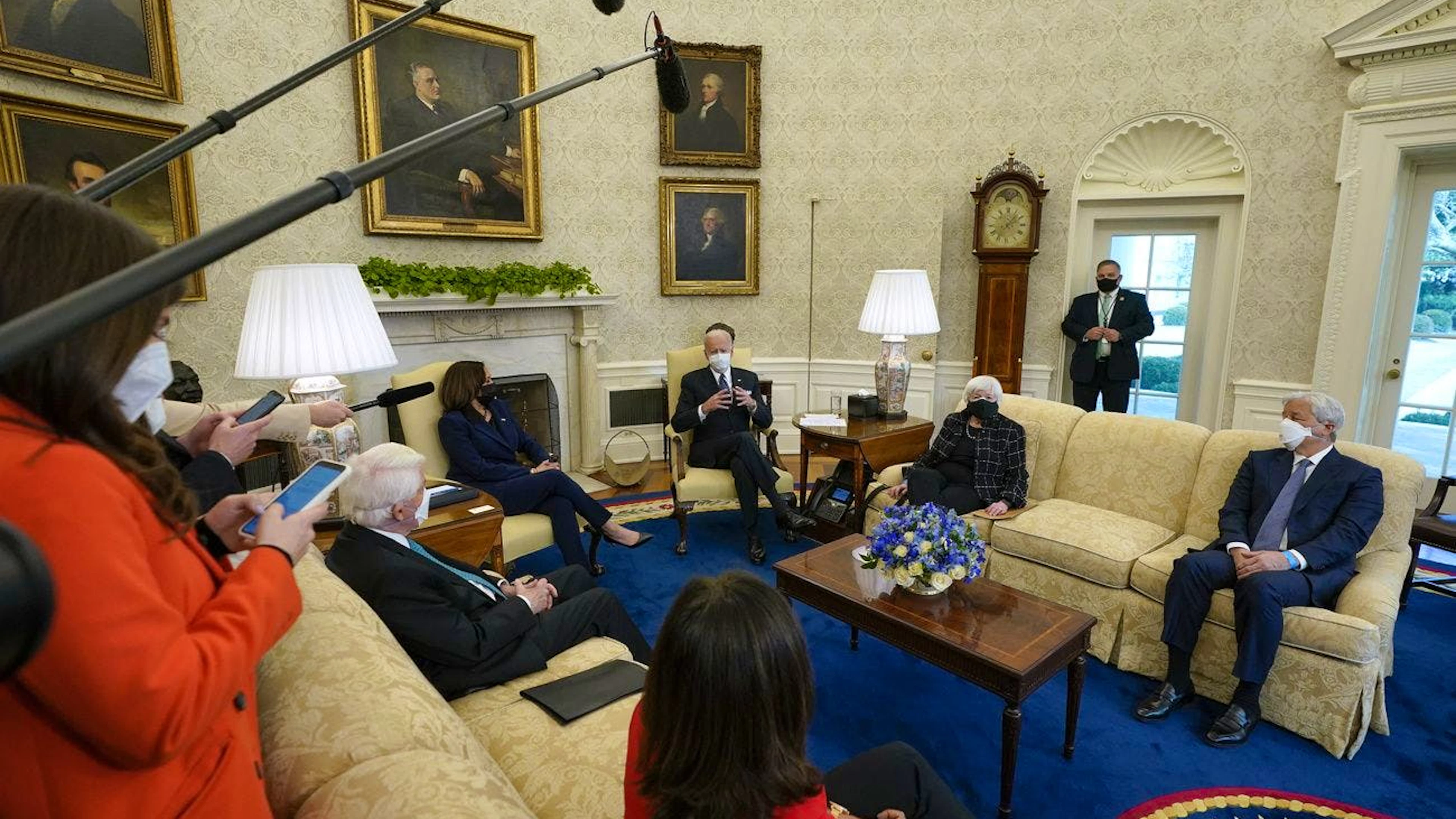 Der Blick rechts vom Kamin Richtung Standuhr: Unter Biden ist der Teppich noch blau, wie diese Foto von 2021 zeigt.
