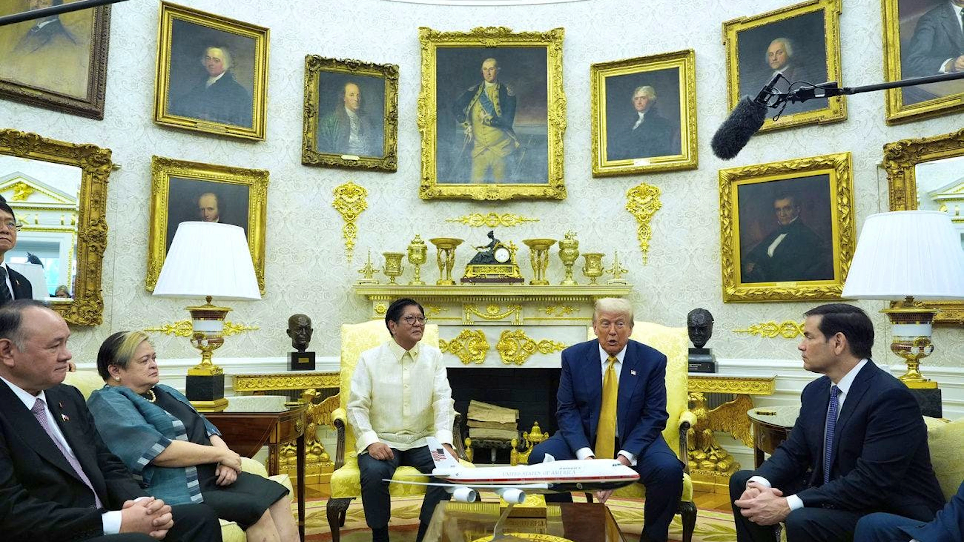 ... hier im Juli 2025. Bei Biden waren Porträts um den Demokraten Franklin D. Roosevelt herum platziert. Nun sind es neun Porträts und zwei Spiegel mit opulenten Rahmen.