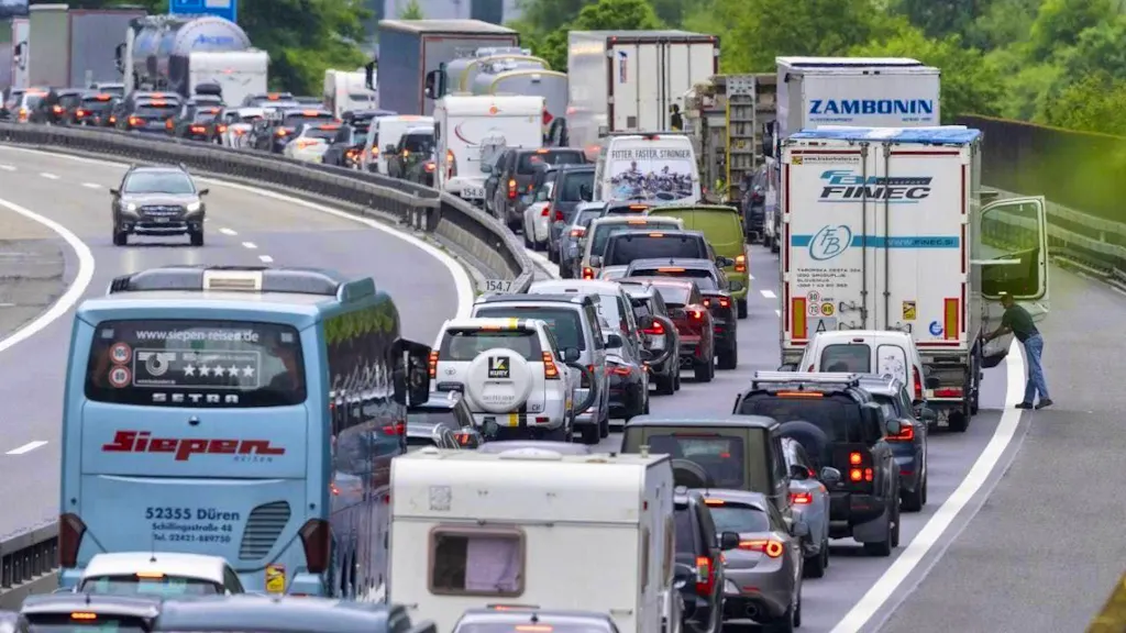 Traffic jams for eleven kilometers before the Gotthard north portal