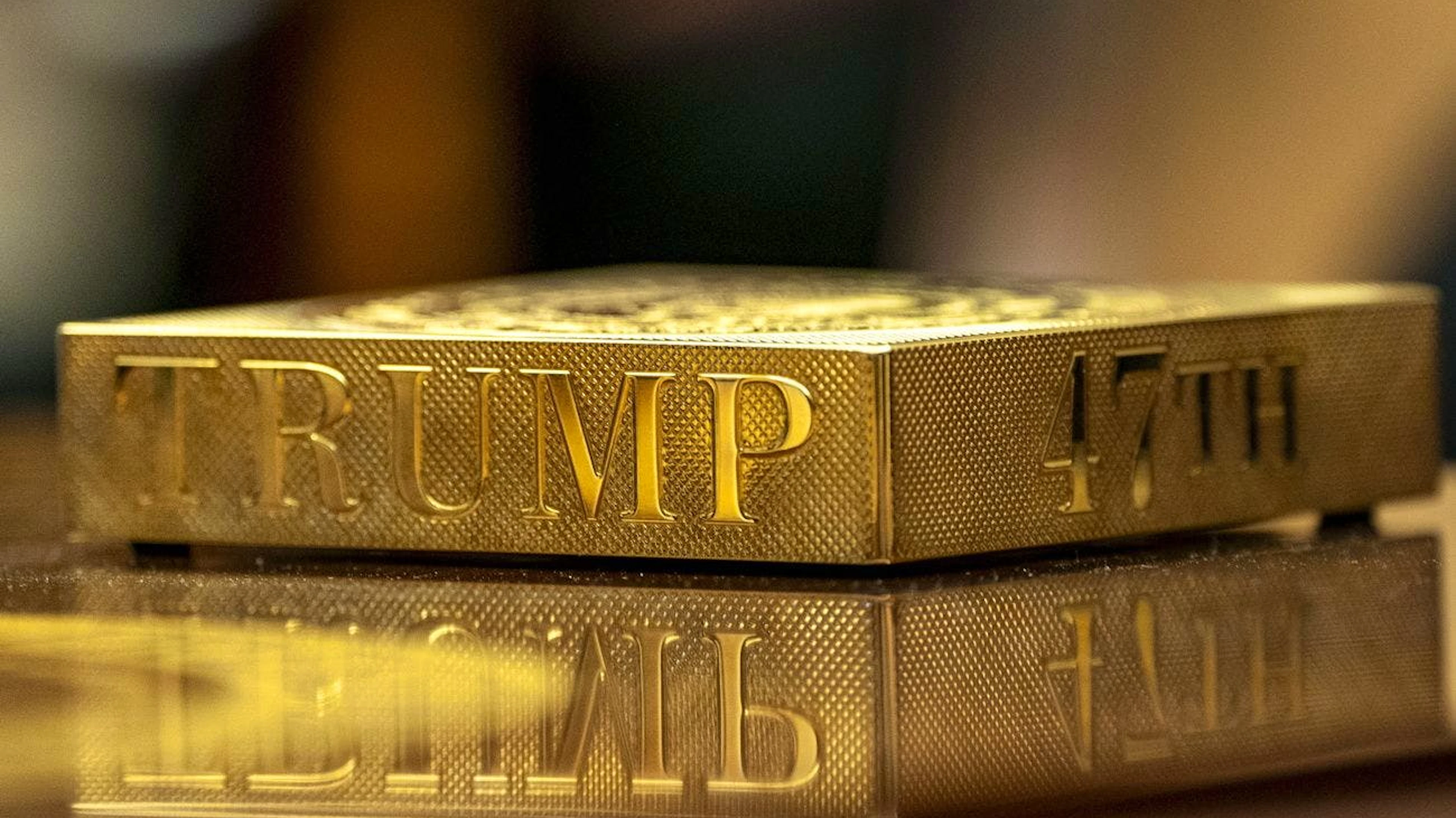 Ein goldener Untersetzer auf Trumps Kaffeetisch.