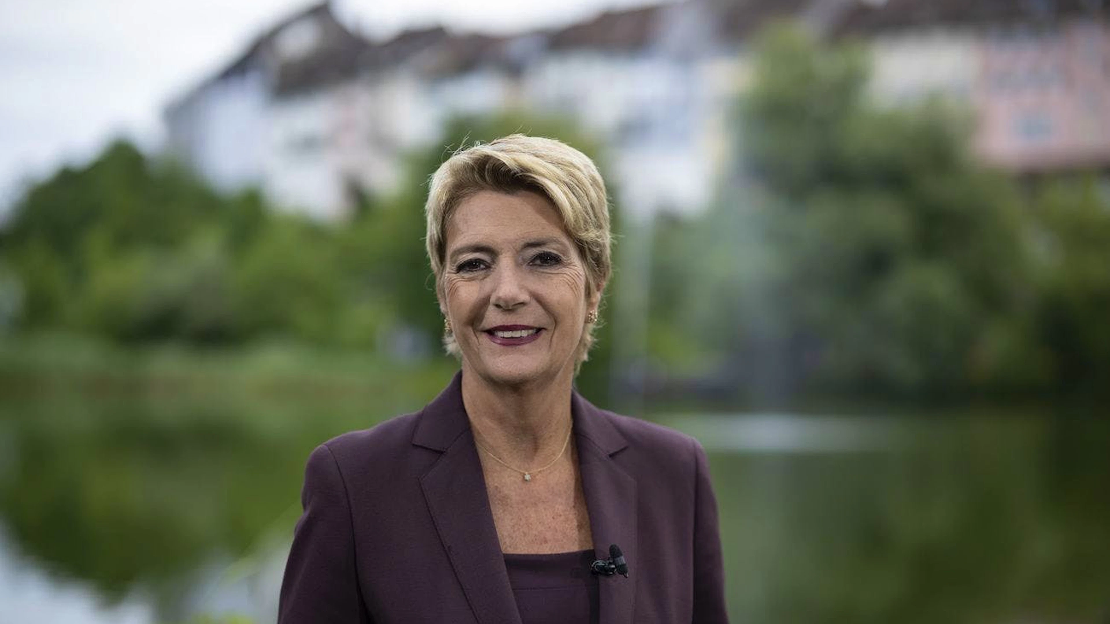 Bundespraesidentin Karin Keller-Sutter posiert fuer ein Bild bei der Aufzeichnung des 1. August Gespraeches vom Schweizer Fernsehen SRF, am Dienstag, 29. Juli 2025, beim Stadtweier in Wil. (KEYSTONE/Gian Ehrenzeller)