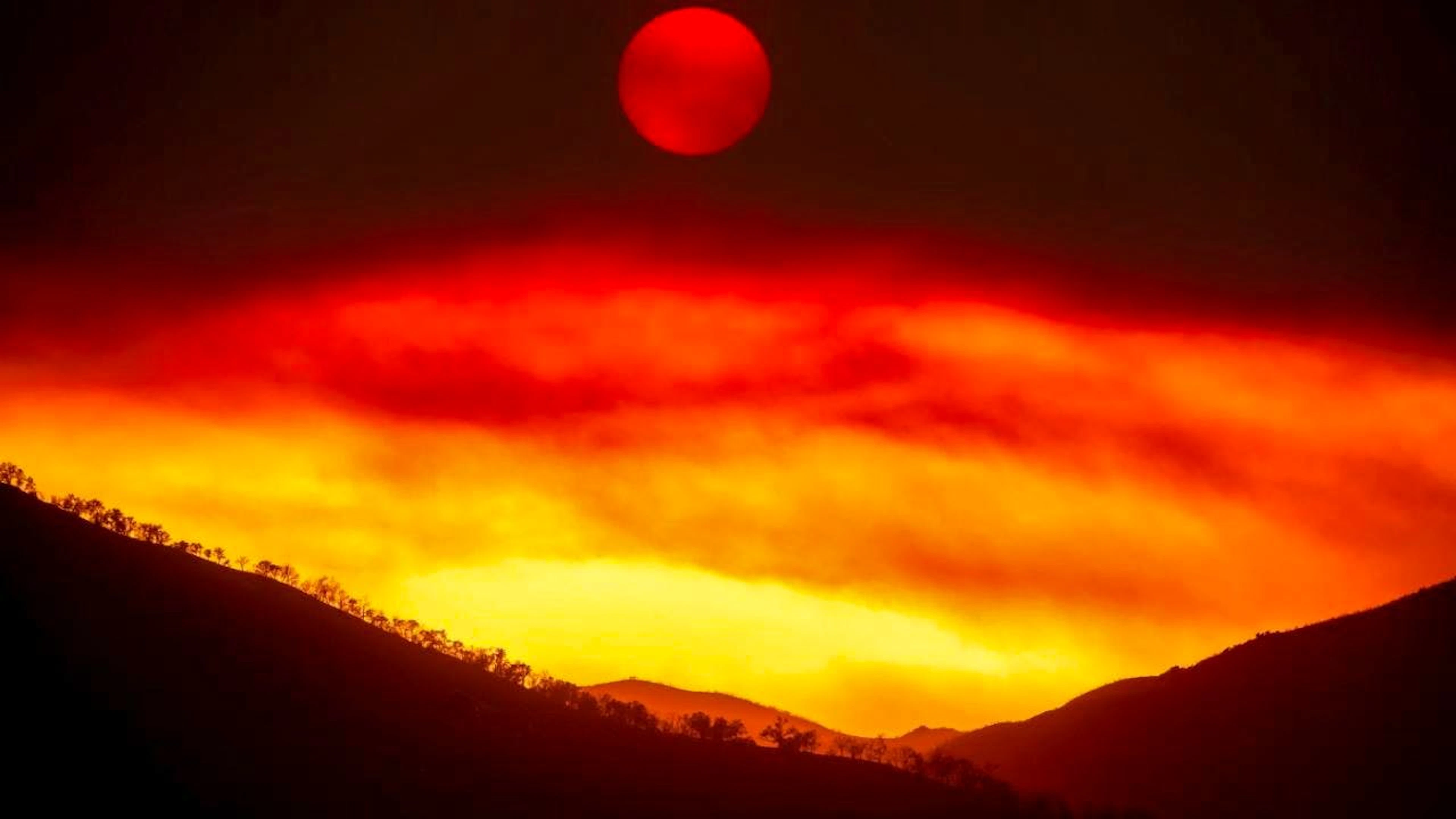 dpatopbilder - Der Rauch des Gifford-Feuers füllt den Himmel, während die Sonne über dem Los Padres National Forest untergeht. Foto: Noah Berger/AP/dpa
