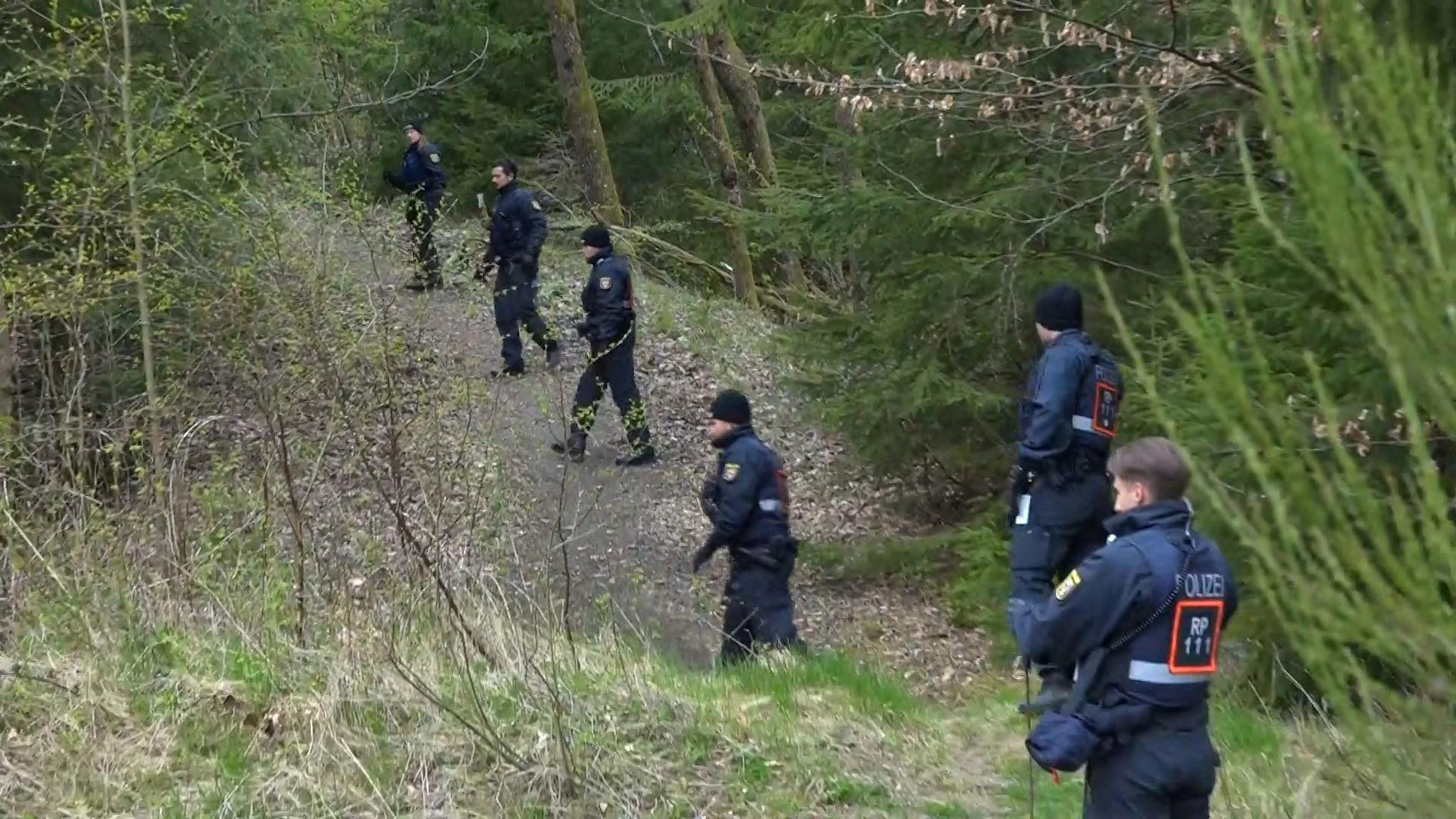 Die Polizei durchsuchte kurz nach der Tat auch ein nahegelegenes Waldgebiet. (Archivbild)