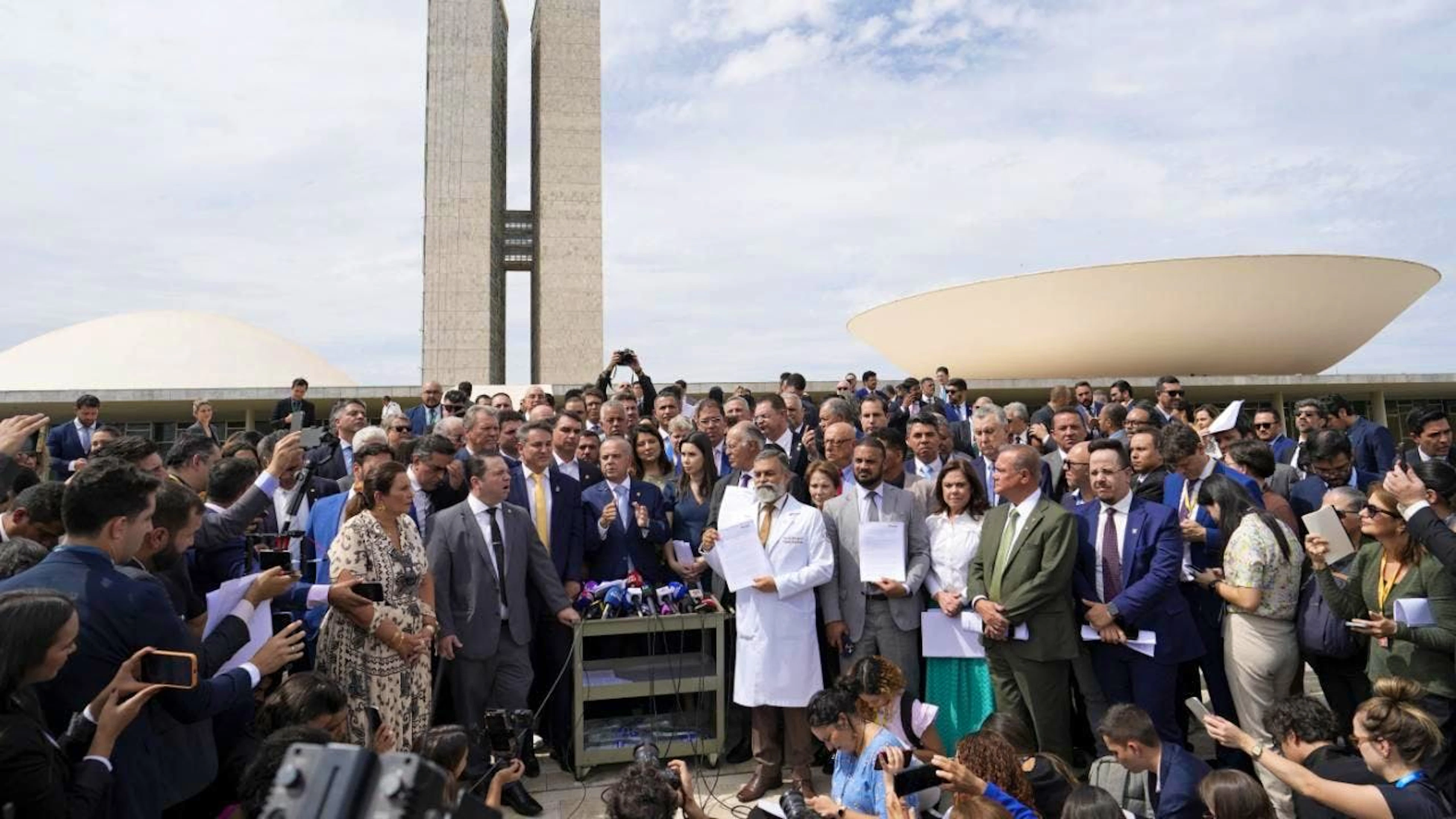 Senatori e deputati sostenitori dell'ex presidente Jair Bolsonaro in una conferenza stampa davanti al Congresso nazionale, oggi a Brasilia.