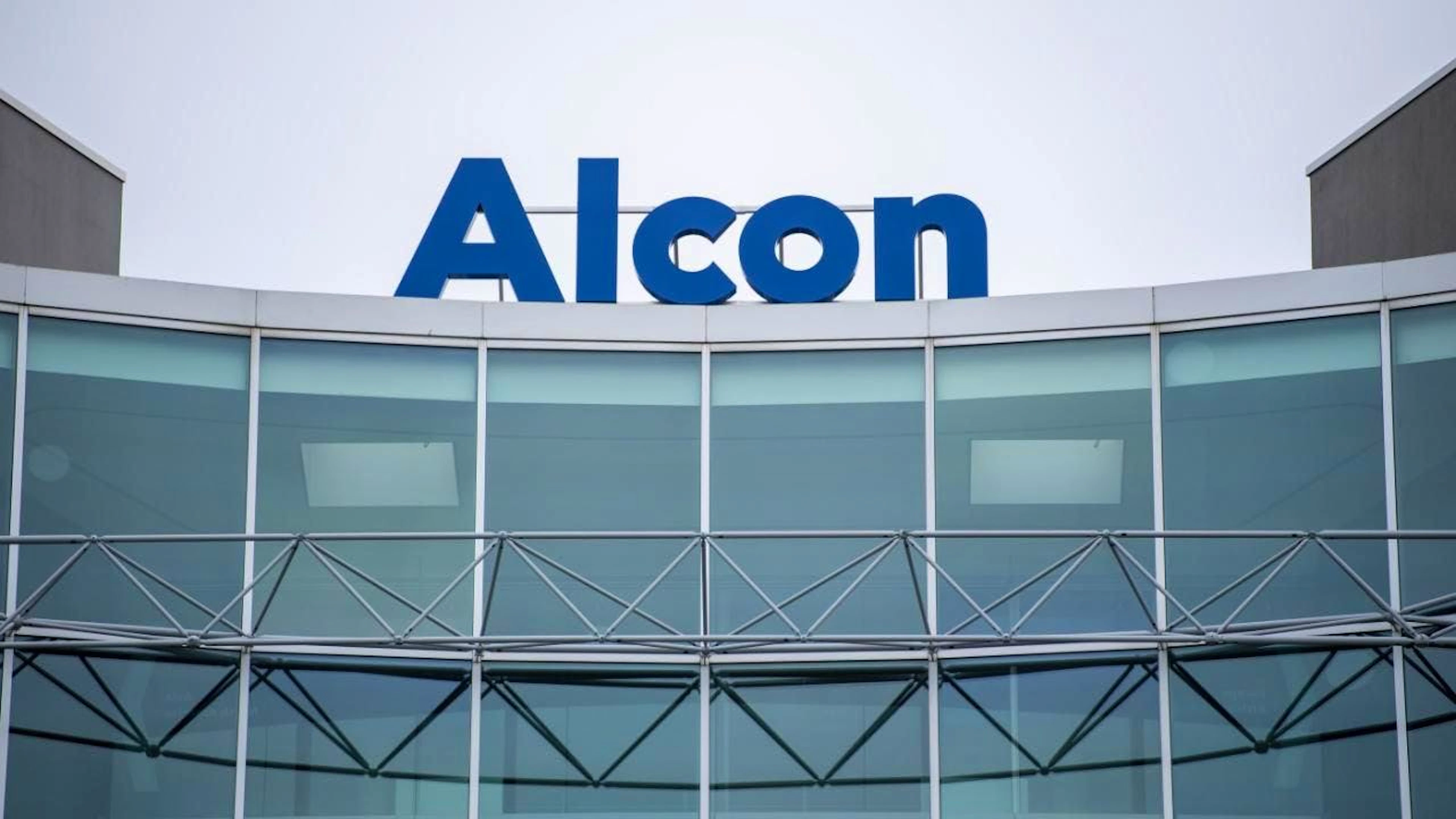 Il logo di Alcon sulla sede di Vernier (Ginevra).