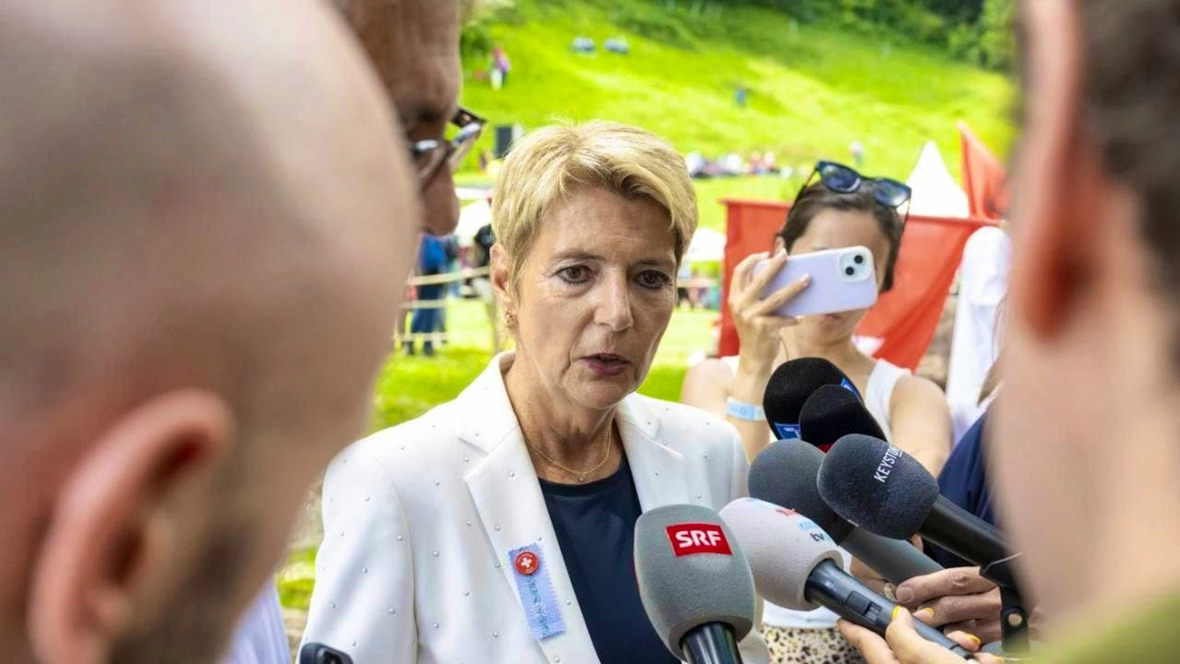 In occasione delle celebrazioni del 1° agosto sul Rütli, la Presidente Karin Keller-Sutter ha risposto alle domande dei media. Ha detto, ad esempio, che il Consiglio federale considera assurda la valutazione di Trump sul deficit commerciale.