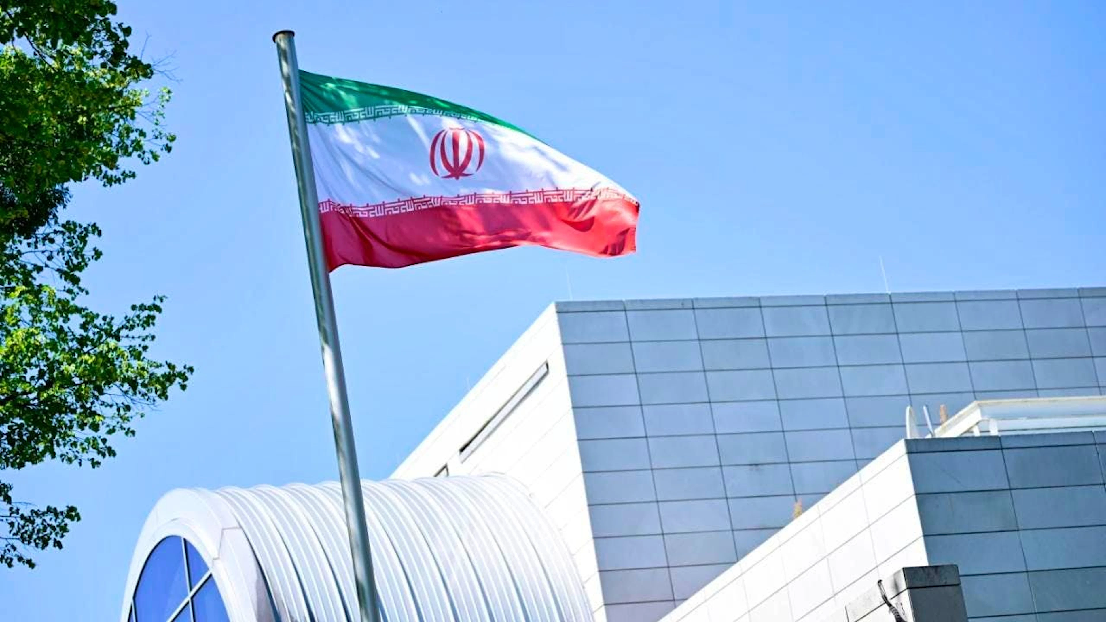 ARCHIV - Die Iranische Flagge weht vor der Botschaft der Islamischen Republik Iran in Berlin. Foto: Fabian Sommer/dpa
