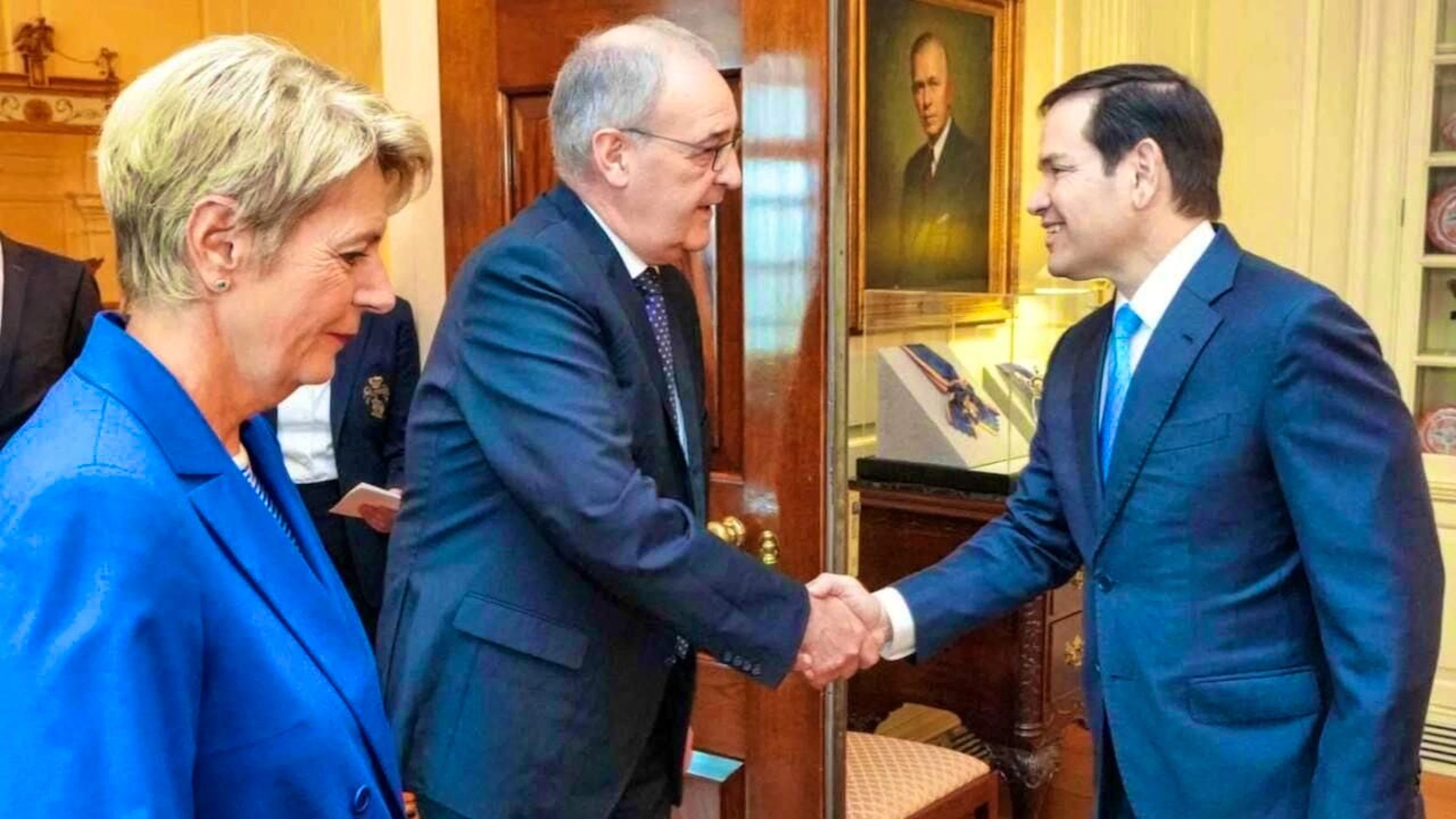 President Karin Keller-Sutter (left) and Secretary of Commerce Guy Parmelin (center) are greeted in Washington by US Secretary of State Marco Rubio.