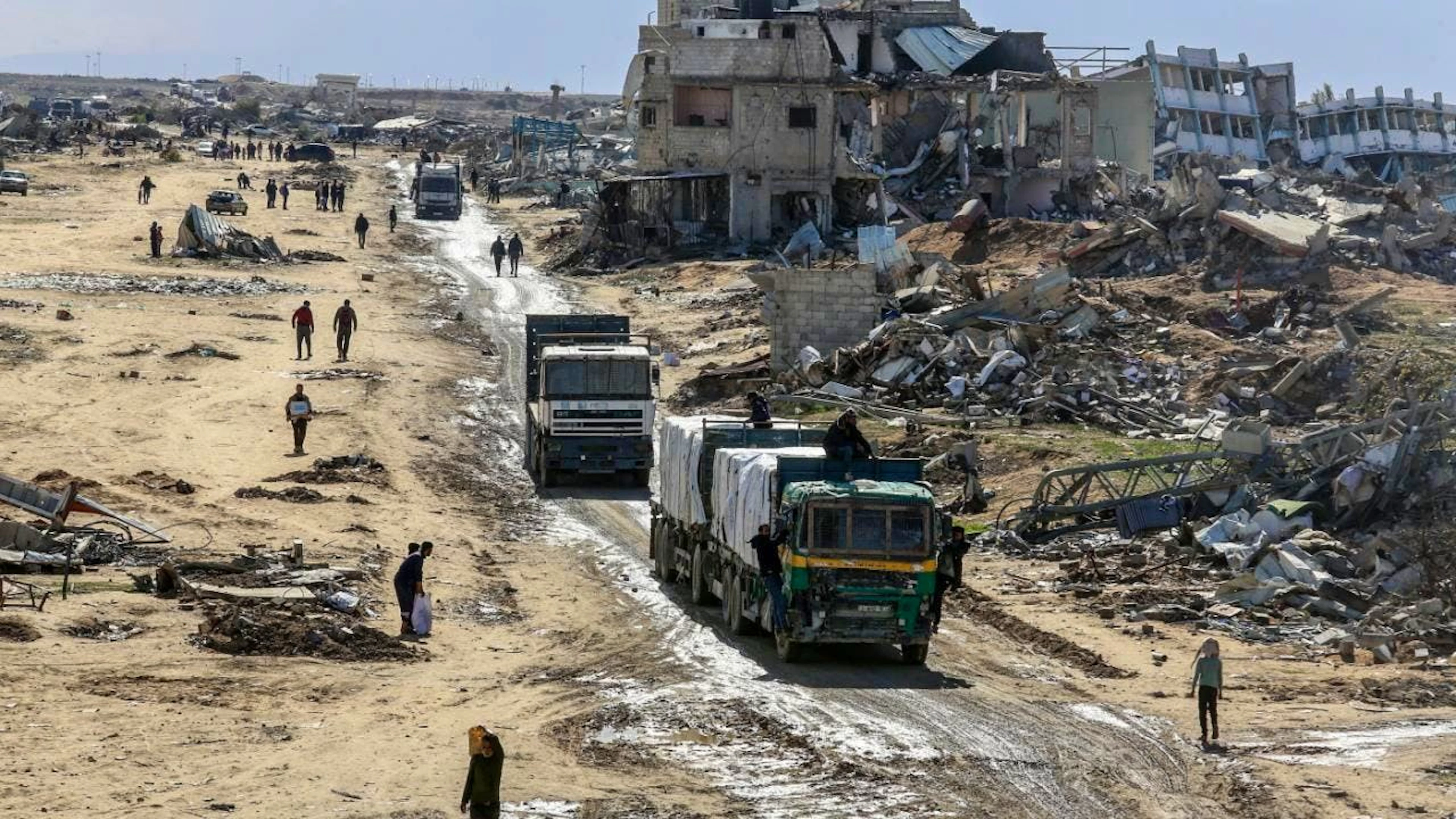 ARCHIV - Lastwagen mit humanitärer Hilfe des Hilfswerks der Vereinten Nationen für Palästinaflüchtlinge im Nahen Osten (UNRWA) fahren am Kerem-Schalom-Übergang von Ägypten in den Gazastreifen ein, wenige Tage nach Inkrafttreten der Waffenruhe zwischen Israel und der Hamas. Foto: Abed Rahim Khatib/dpa