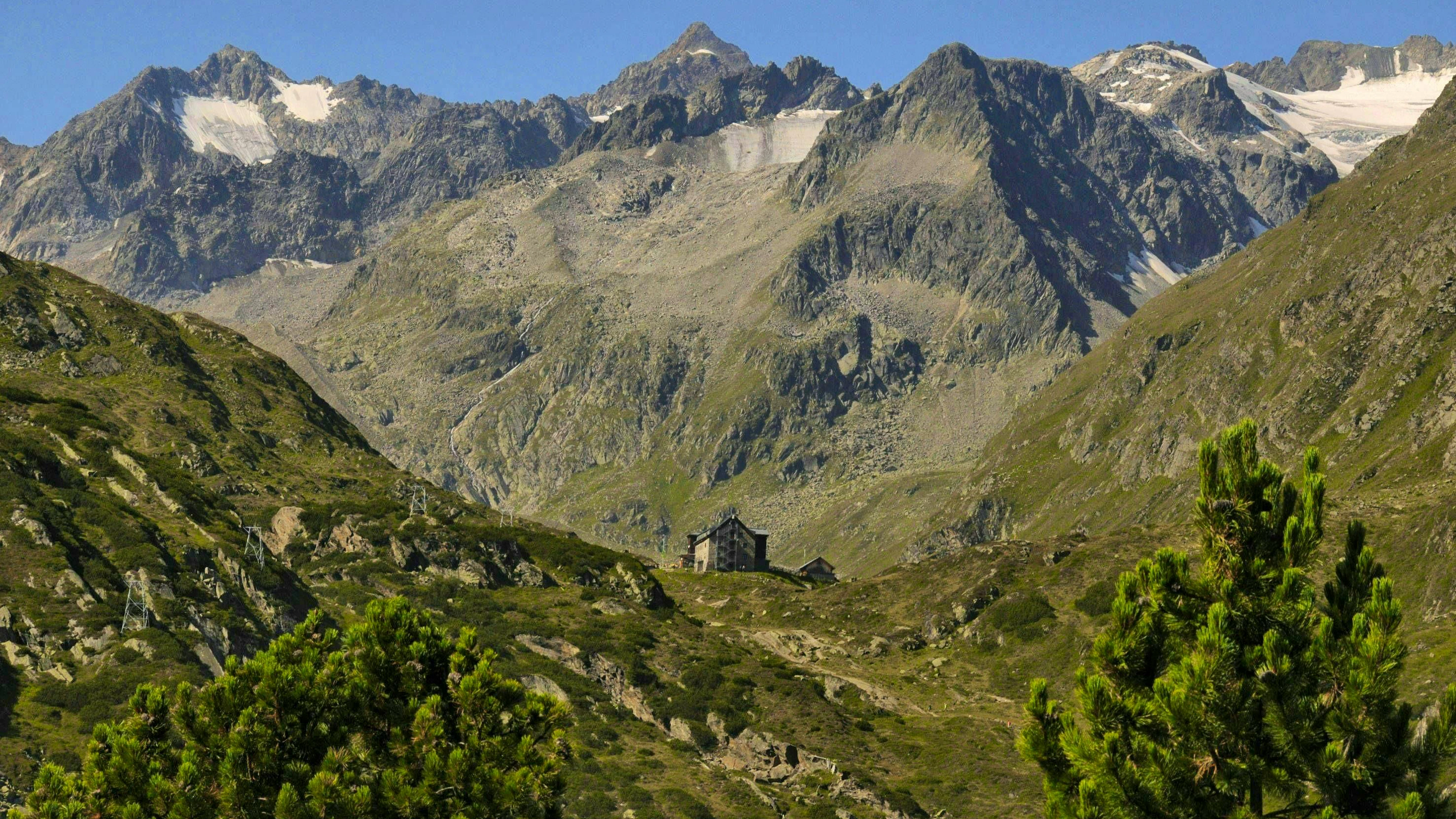 Nella foto la Capanna Franz-Senn, che si trova a 2149 metri nelle Alpi dello Stubai, in Tirolo, Austria.