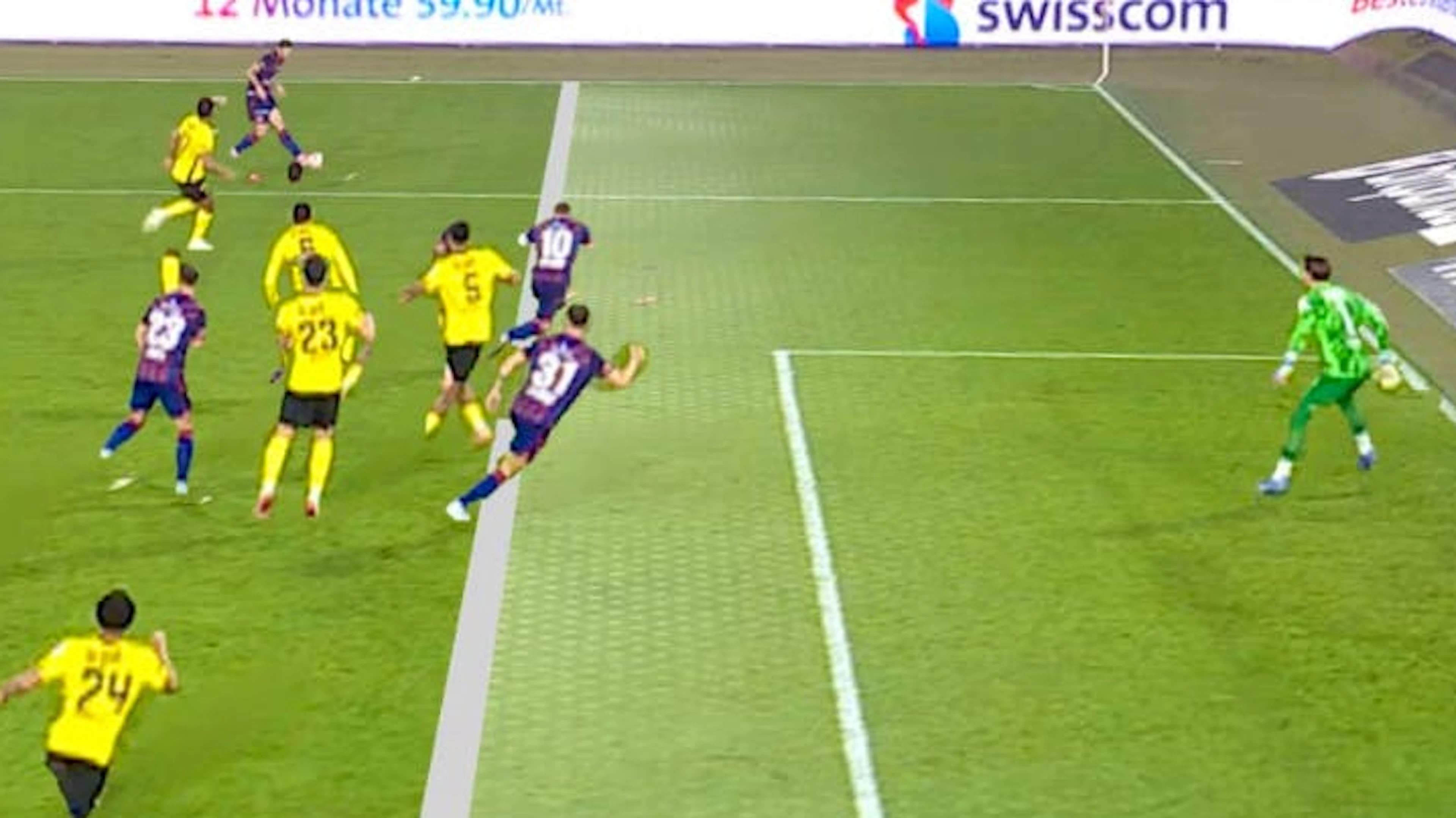 Ein KI-generiertes Bild von SRF: Shaqiri steht bei Ballabgabe von Leroy im Abseits.