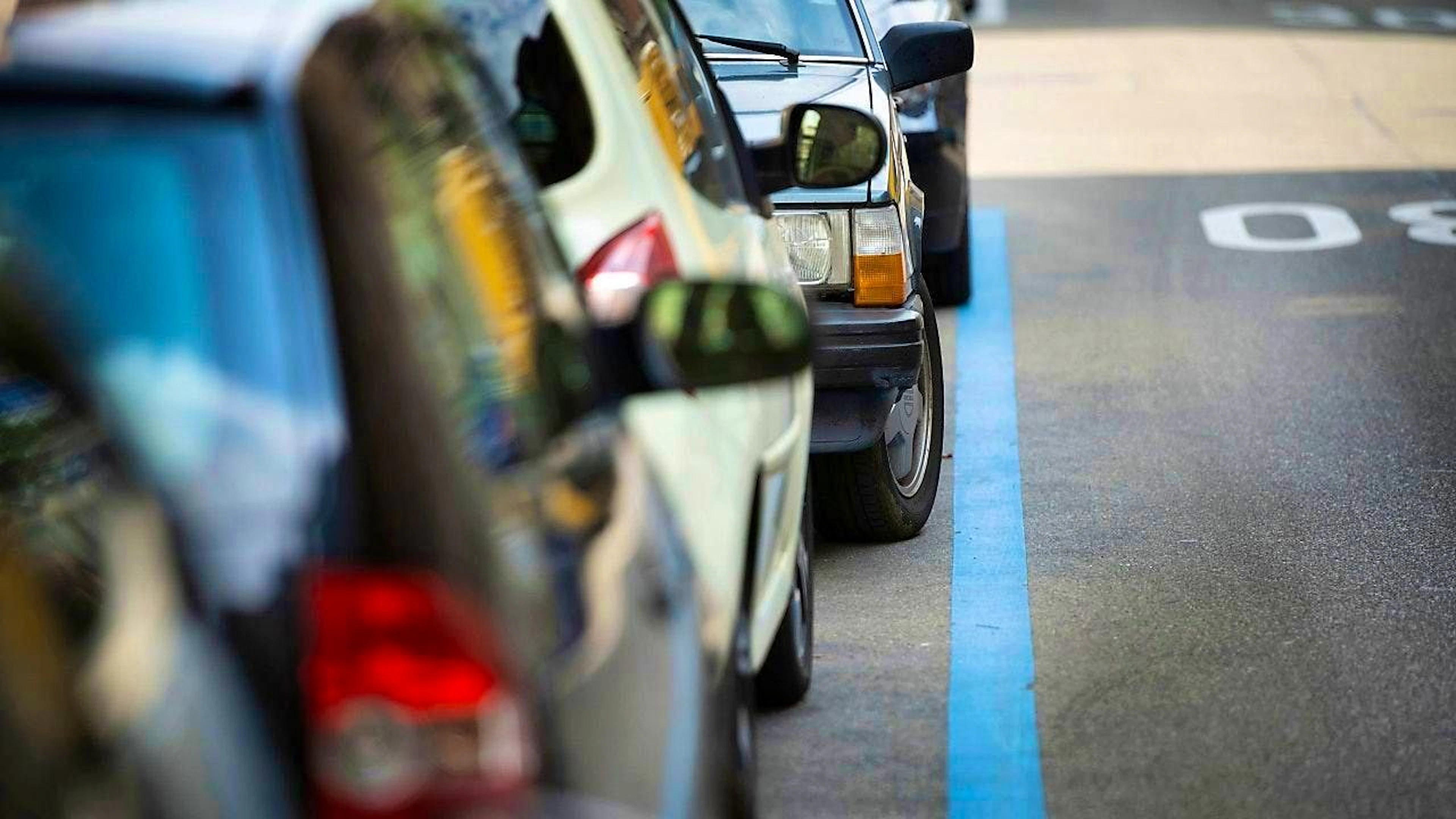 Parking spaces in the Blue Zone are being reduced in Zurich. (symbolic image)