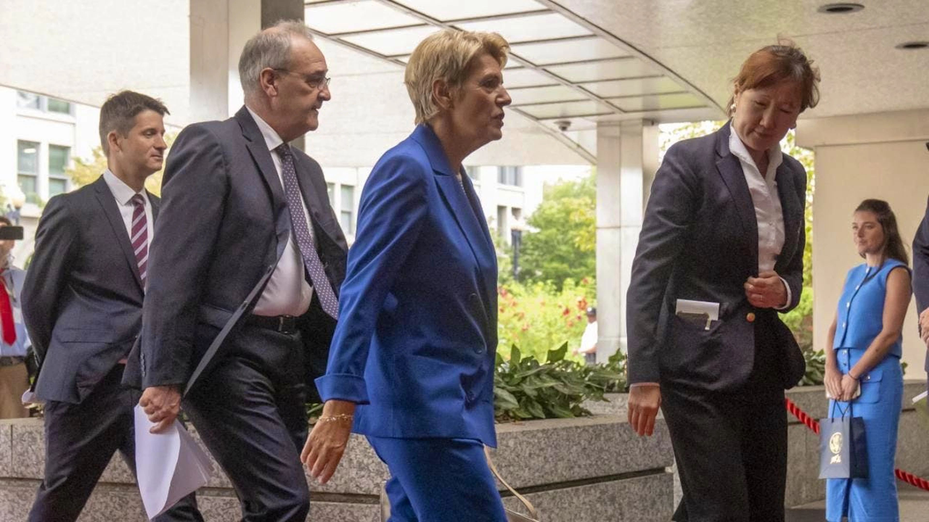 La presidente della Confederazione Karin Keller-Sutter (al centro), davanti al ministro dell'economia Guy Parmelin (alla sua sinistra), mentre entra nel Dipartimento di Stato degli USA a Washington.