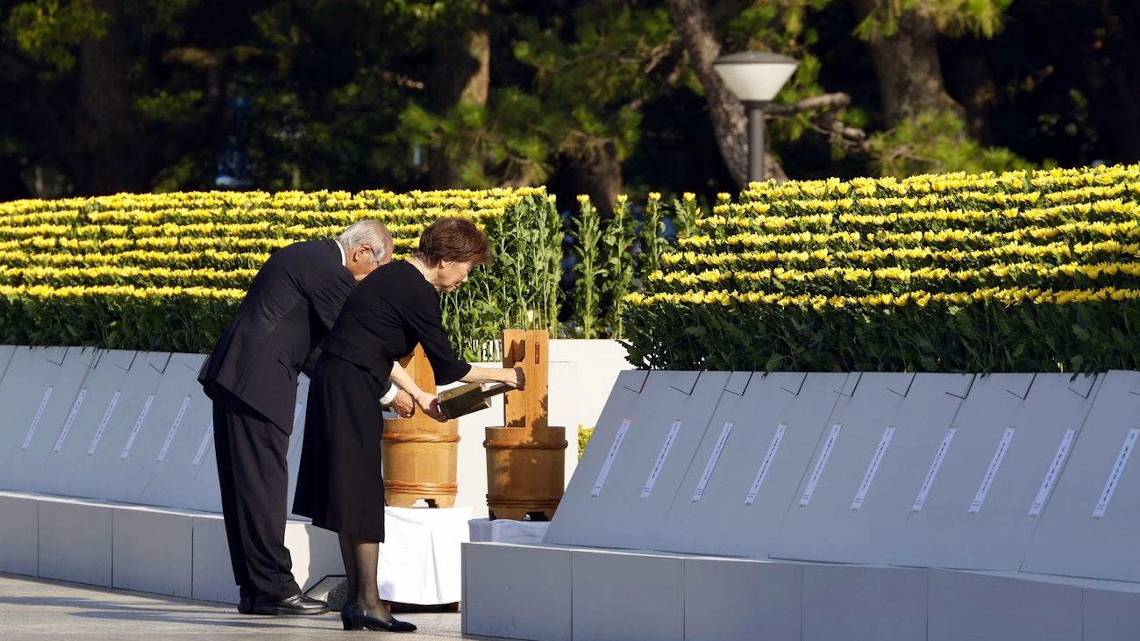 Davanti al Memoriale della Pace a Hiroshima